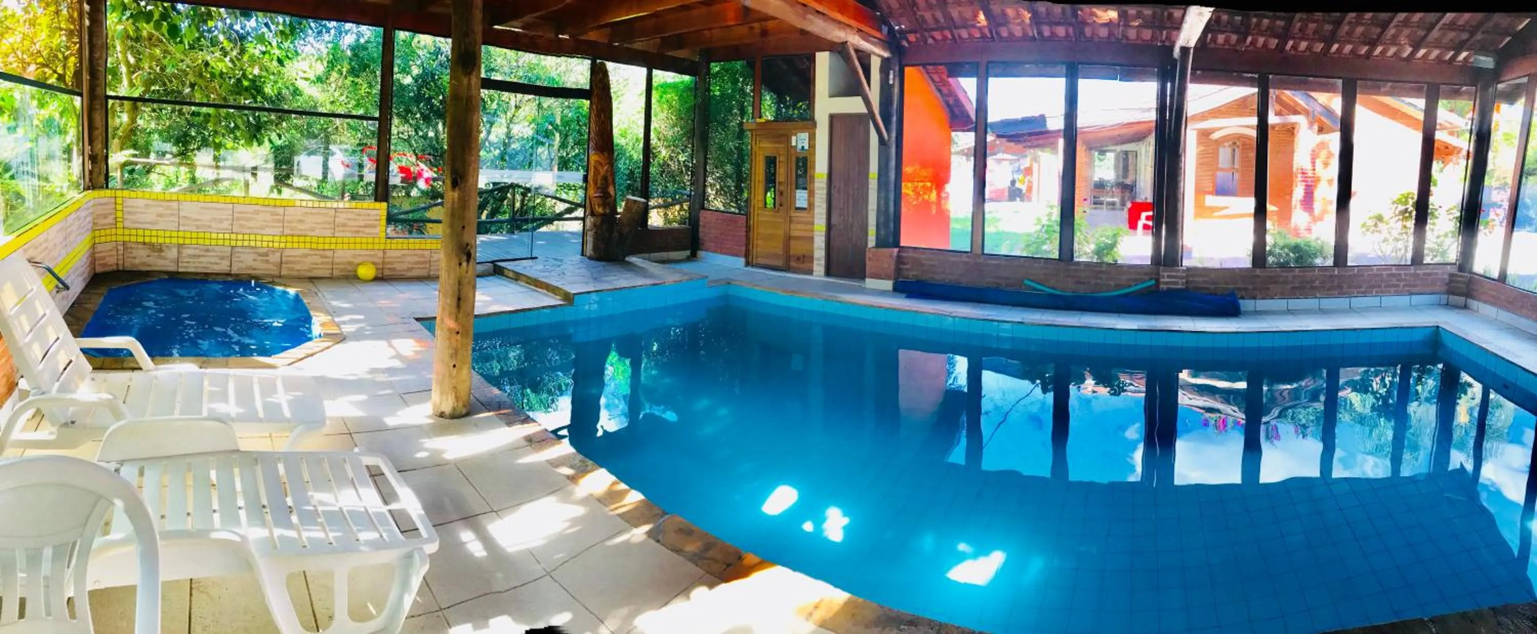 Swimming pool in Pousada Bezerra