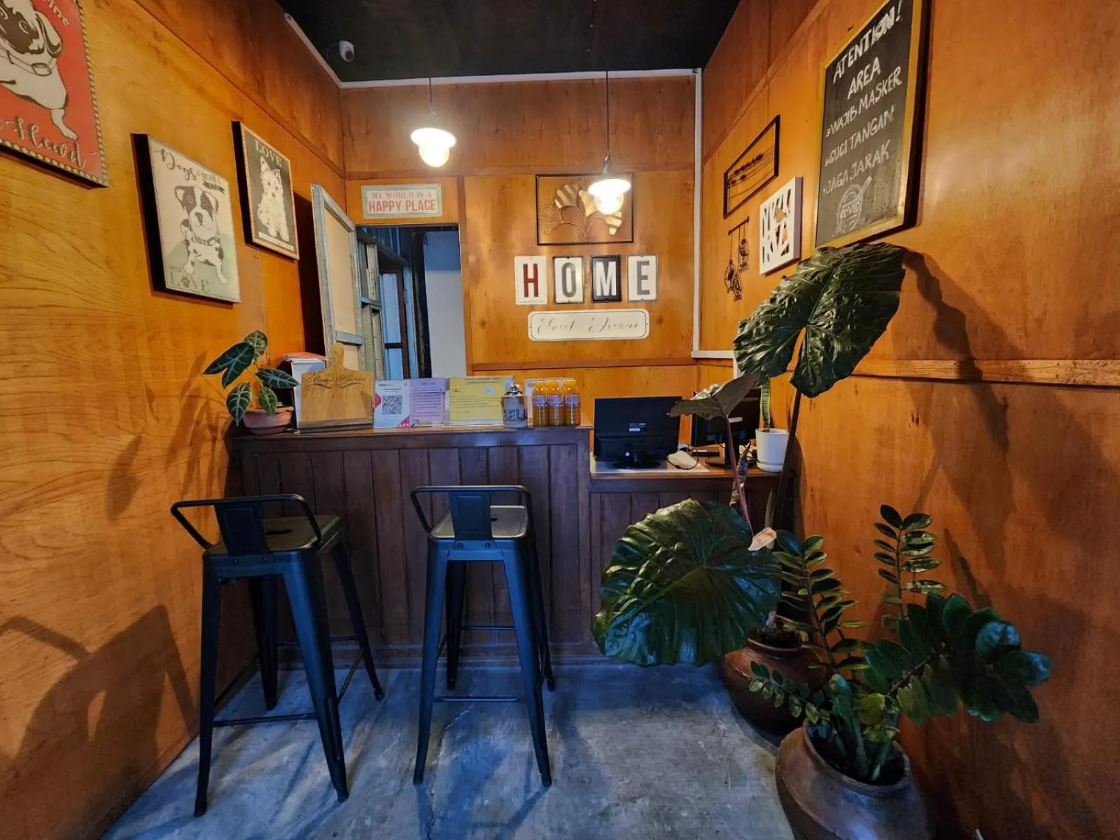 Lobby or reception in Omah Pandhoek Family Syariah by Stayku