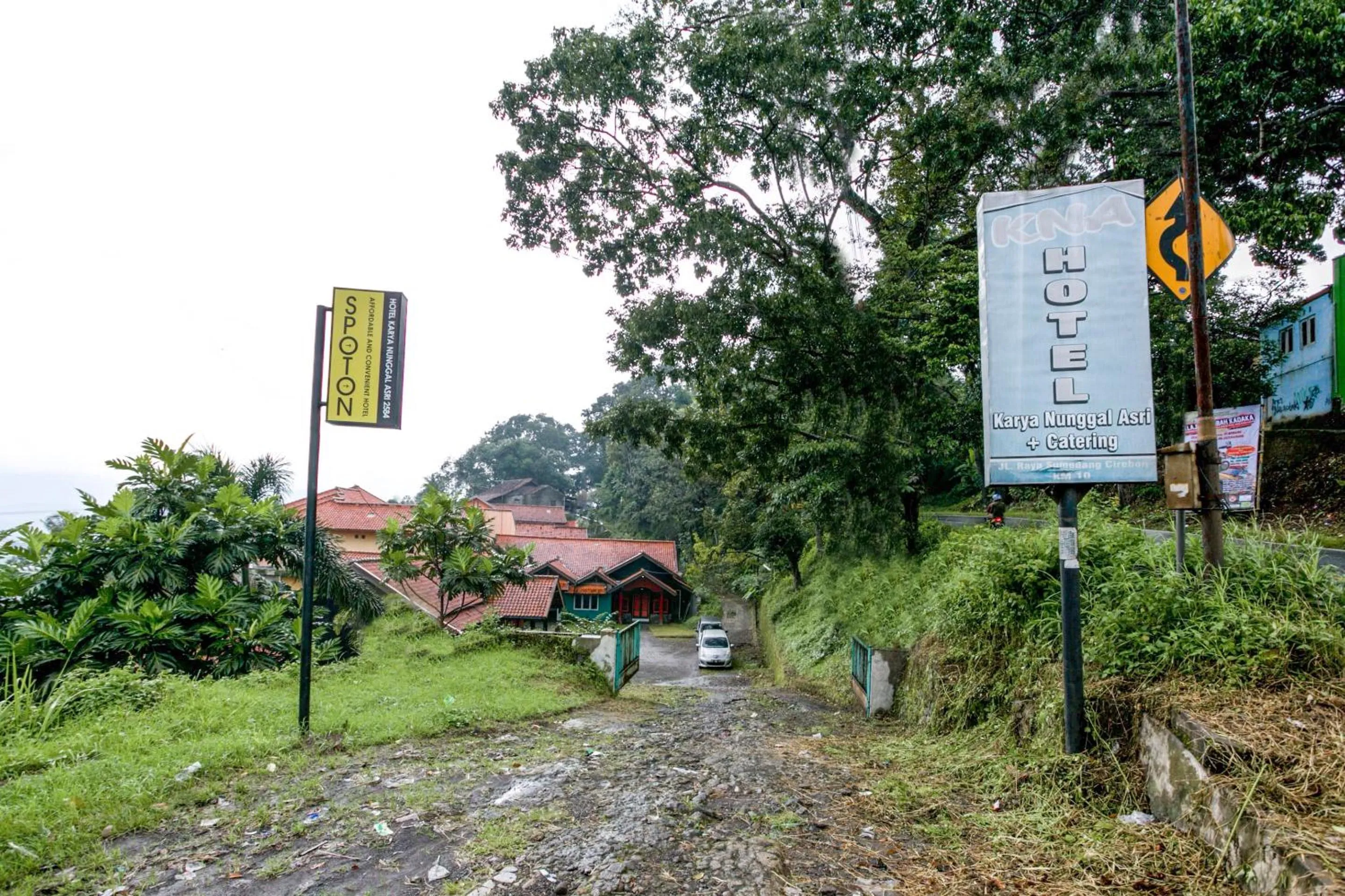 Facade/entrance in Hotel O Karya Nunggal Asri