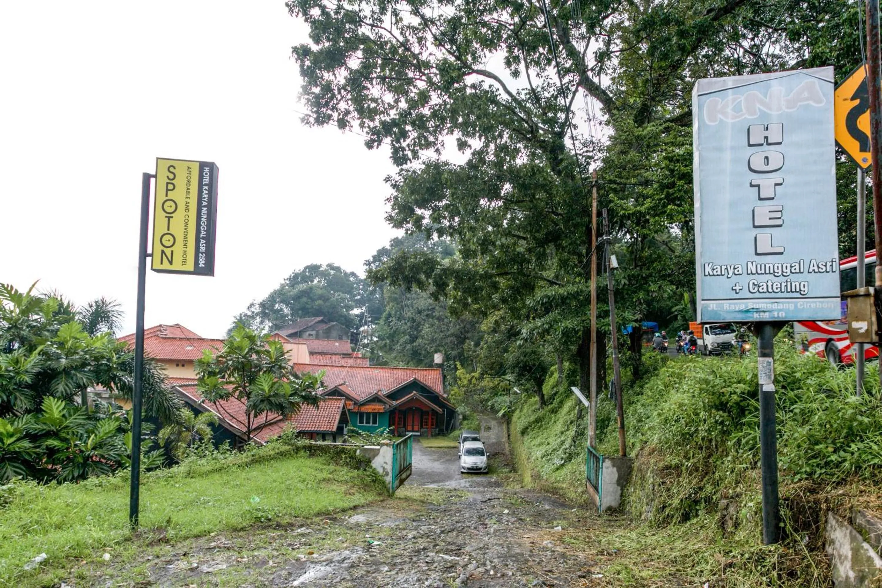 Facade/entrance in Hotel O Karya Nunggal Asri