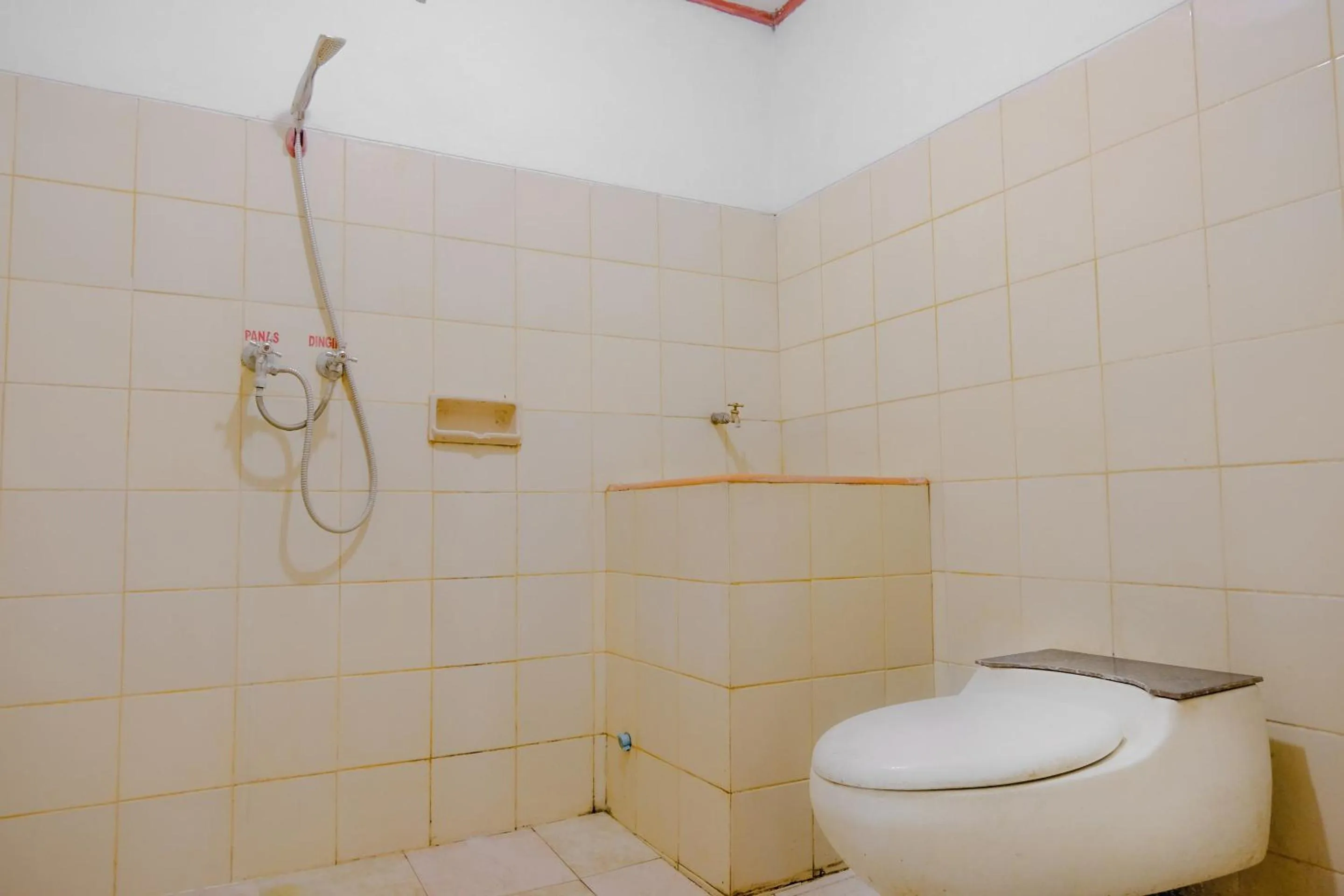 Bathroom in OYO Life 2638 Hotel Raya