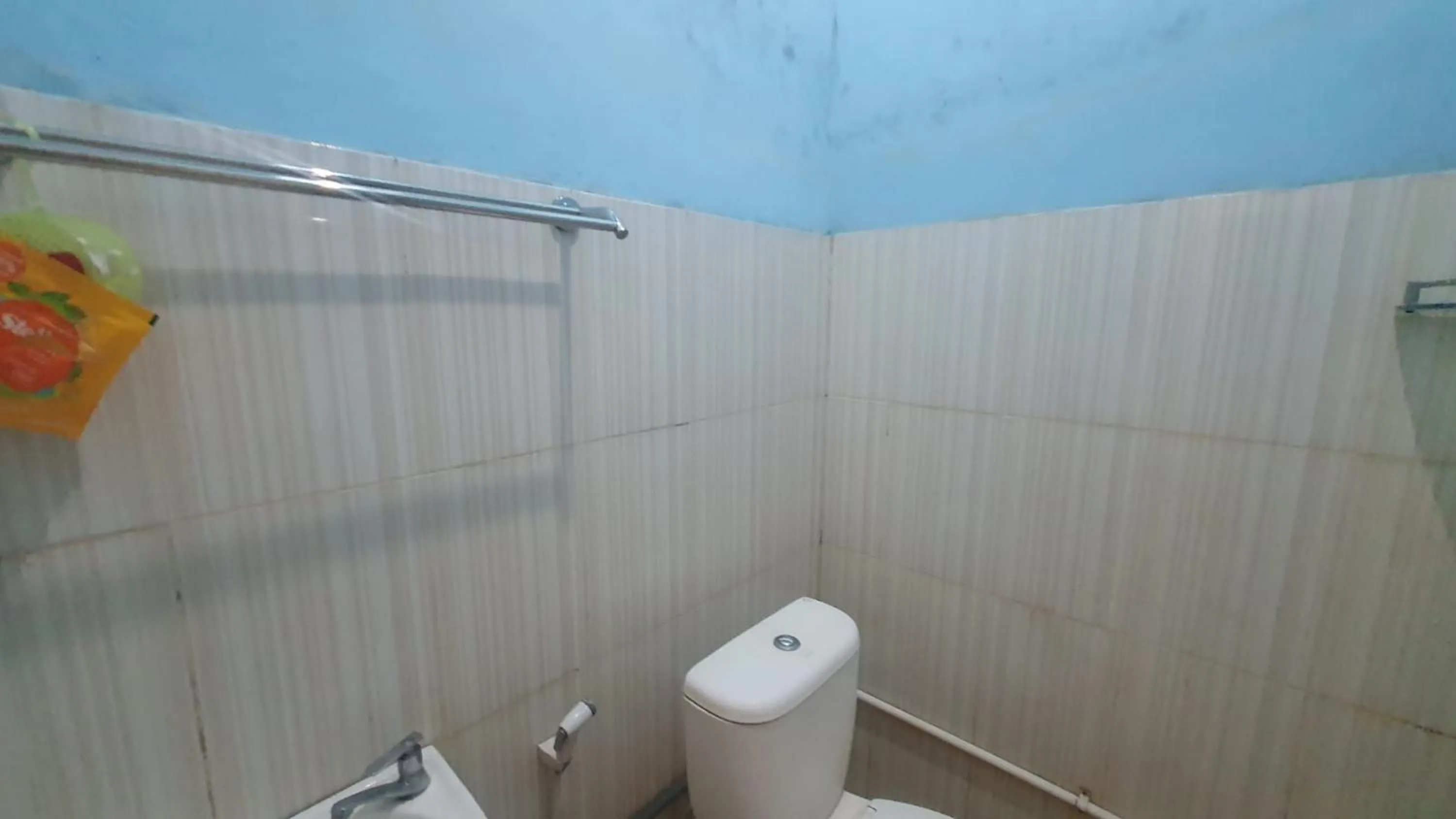 Toilet in RedDoorz Syariah At Demasto Homestay Jember