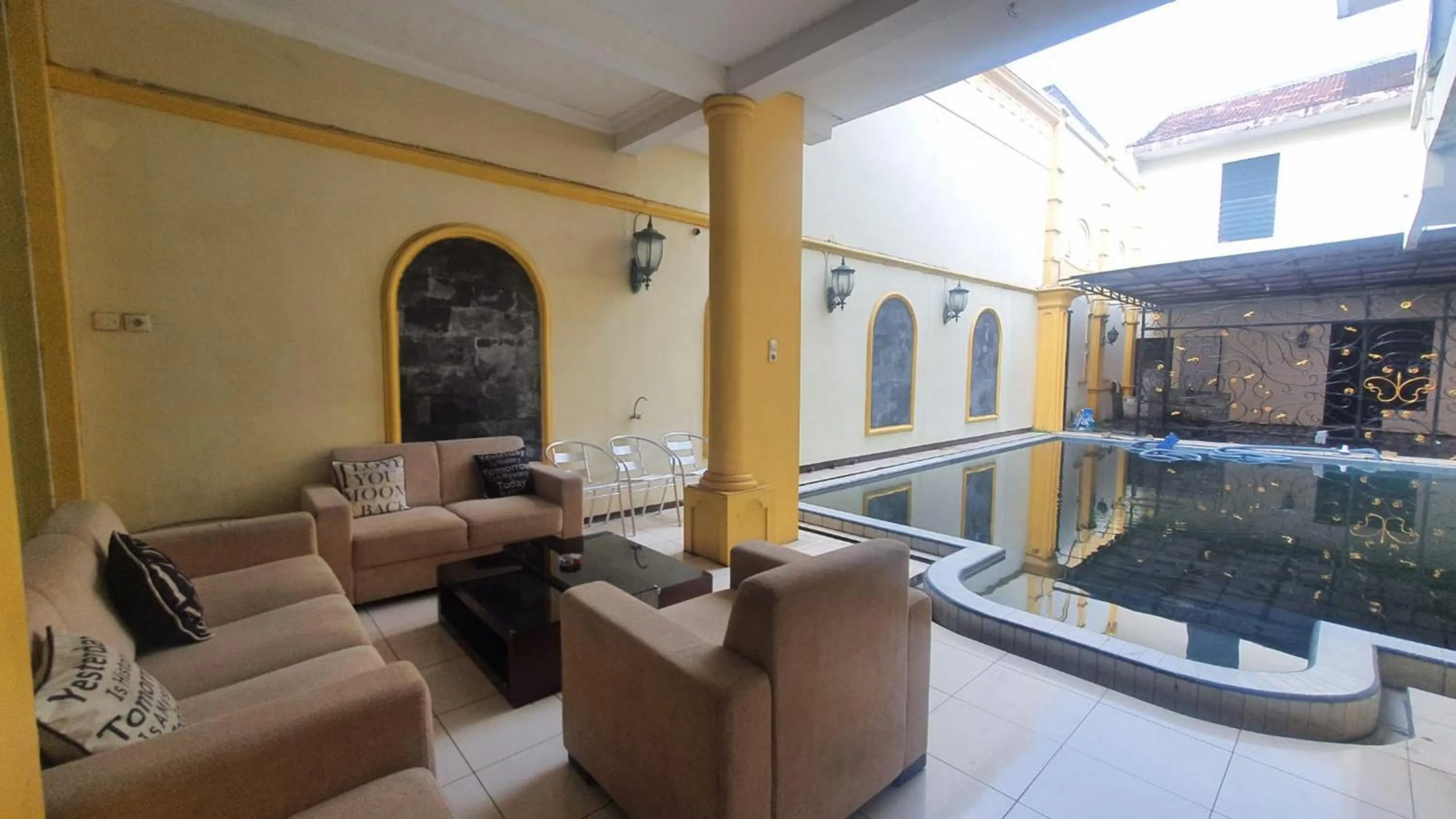 Property building in RedDoorz Syariah At Demasto Homestay Jember