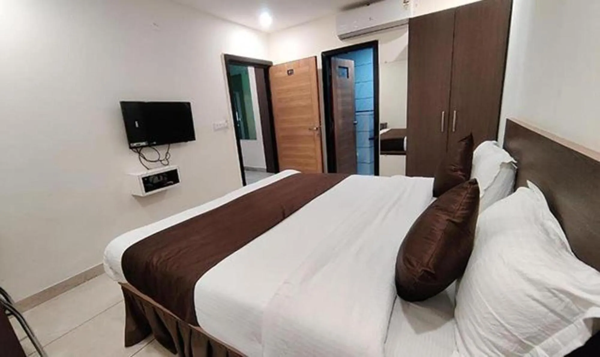 TV and multimedia, Bed in Hotel Golden Rays