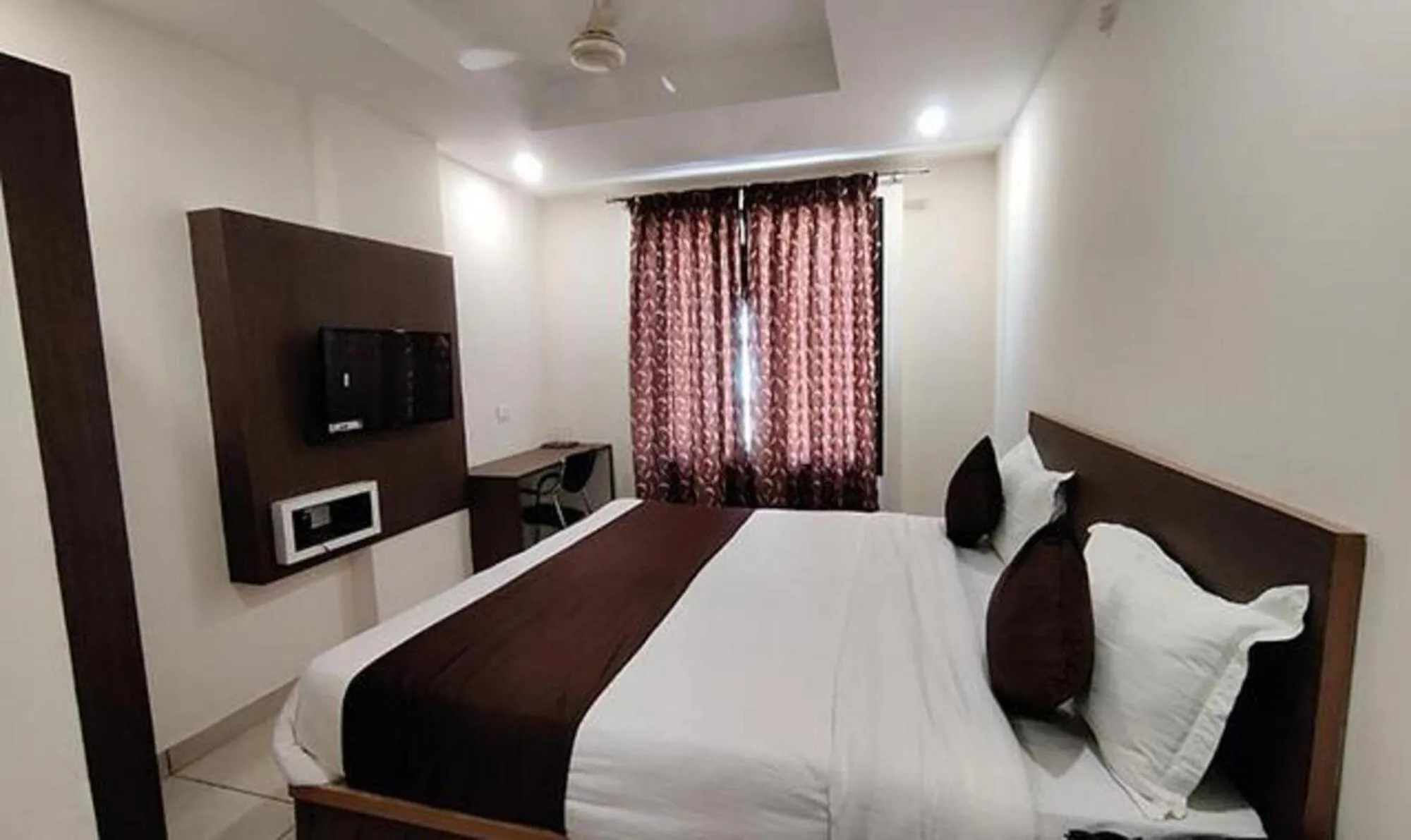 TV and multimedia, Bed in Hotel Golden Rays