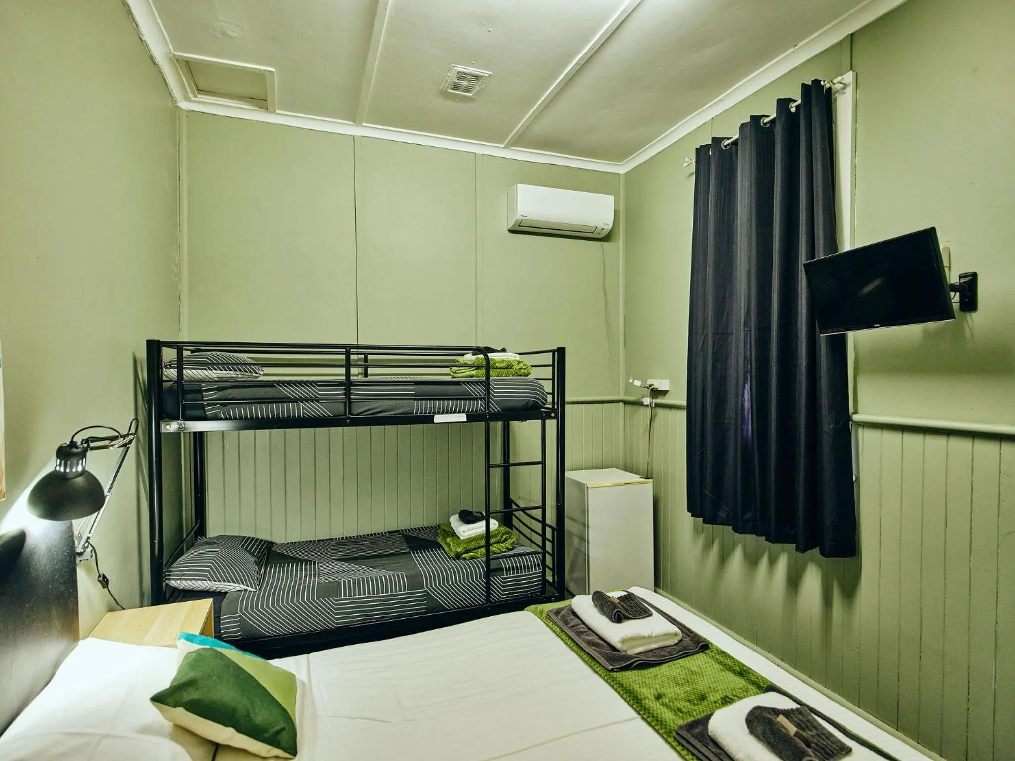 Bedroom, Bed in Black Diamond Lodge