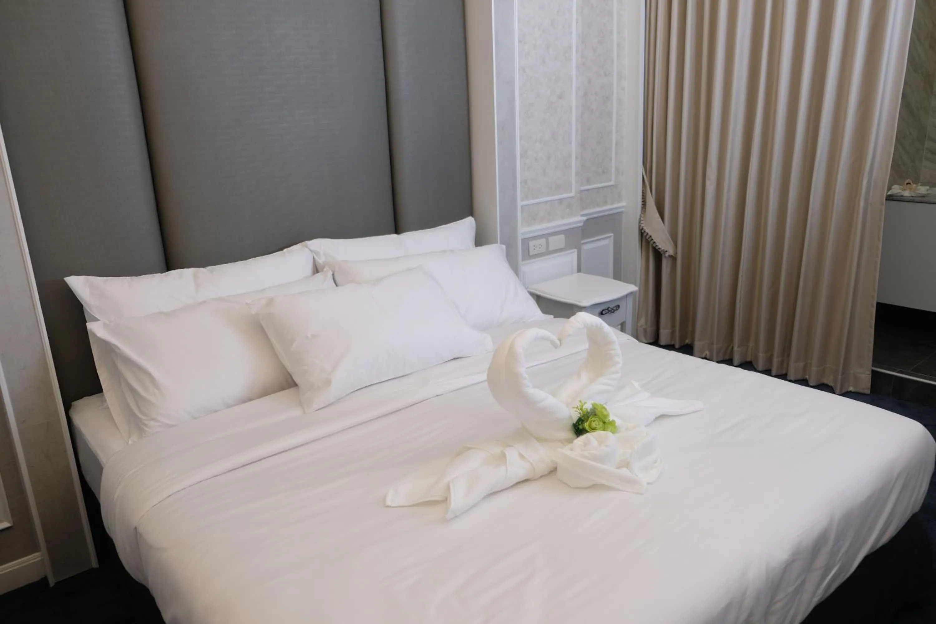 Bed in VARIMANTRA HOTEL