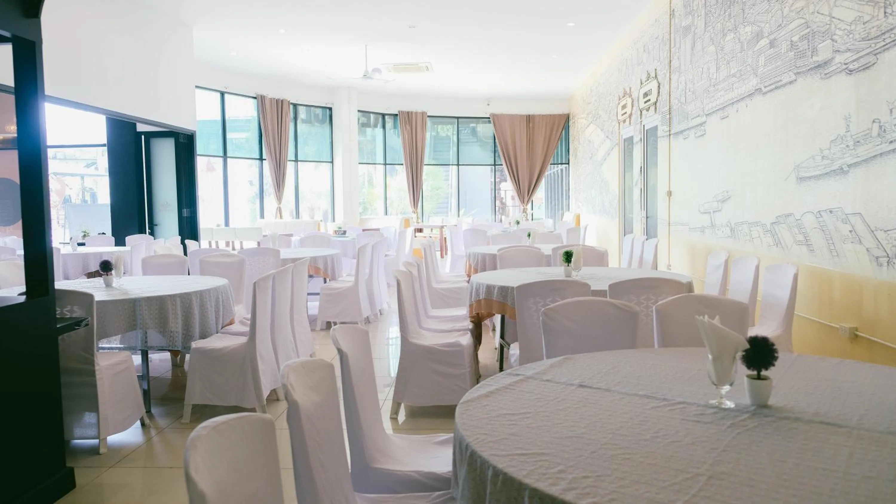 Restaurant/places to eat in VARIMANTRA HOTEL