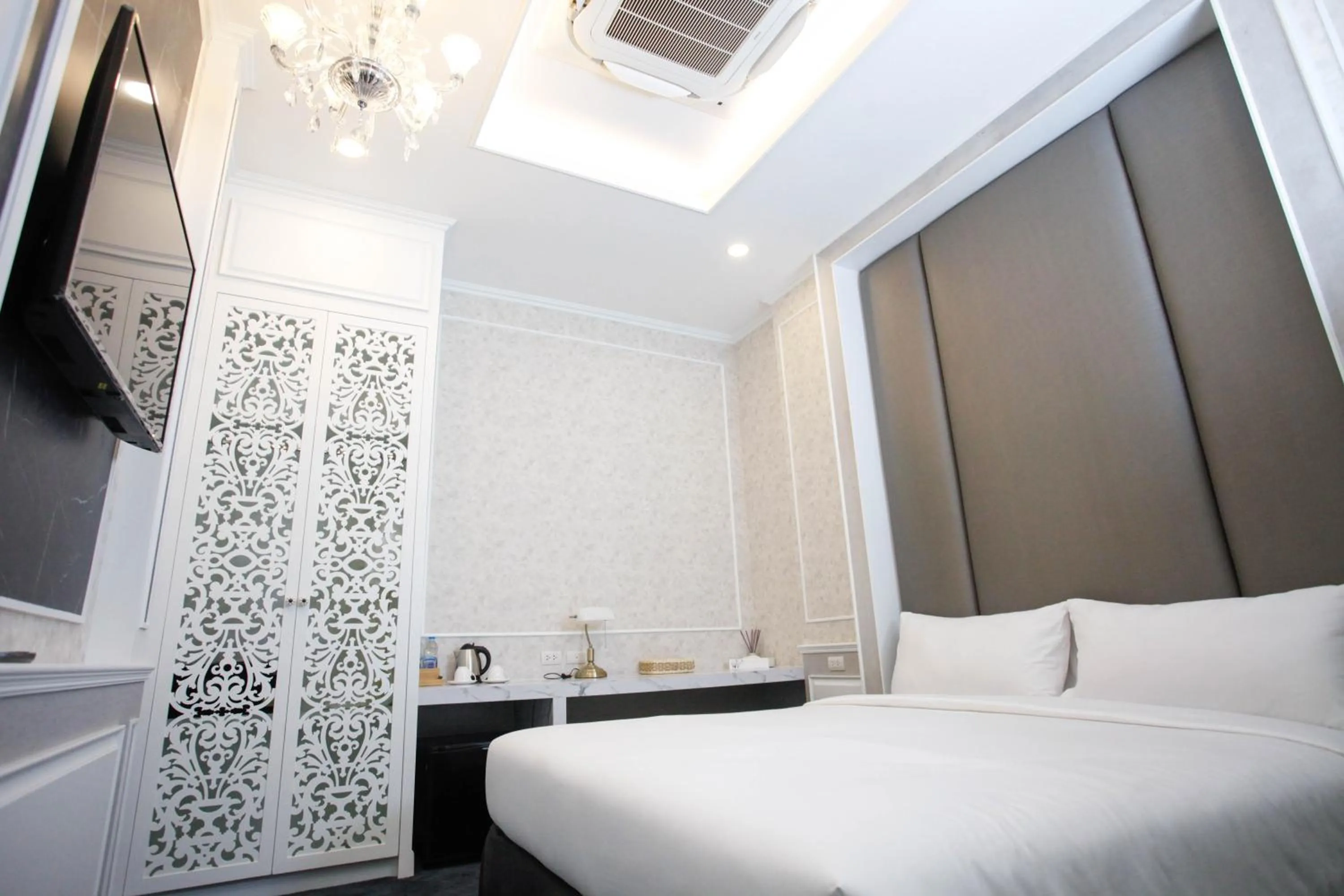 Bed in VARIMANTRA HOTEL