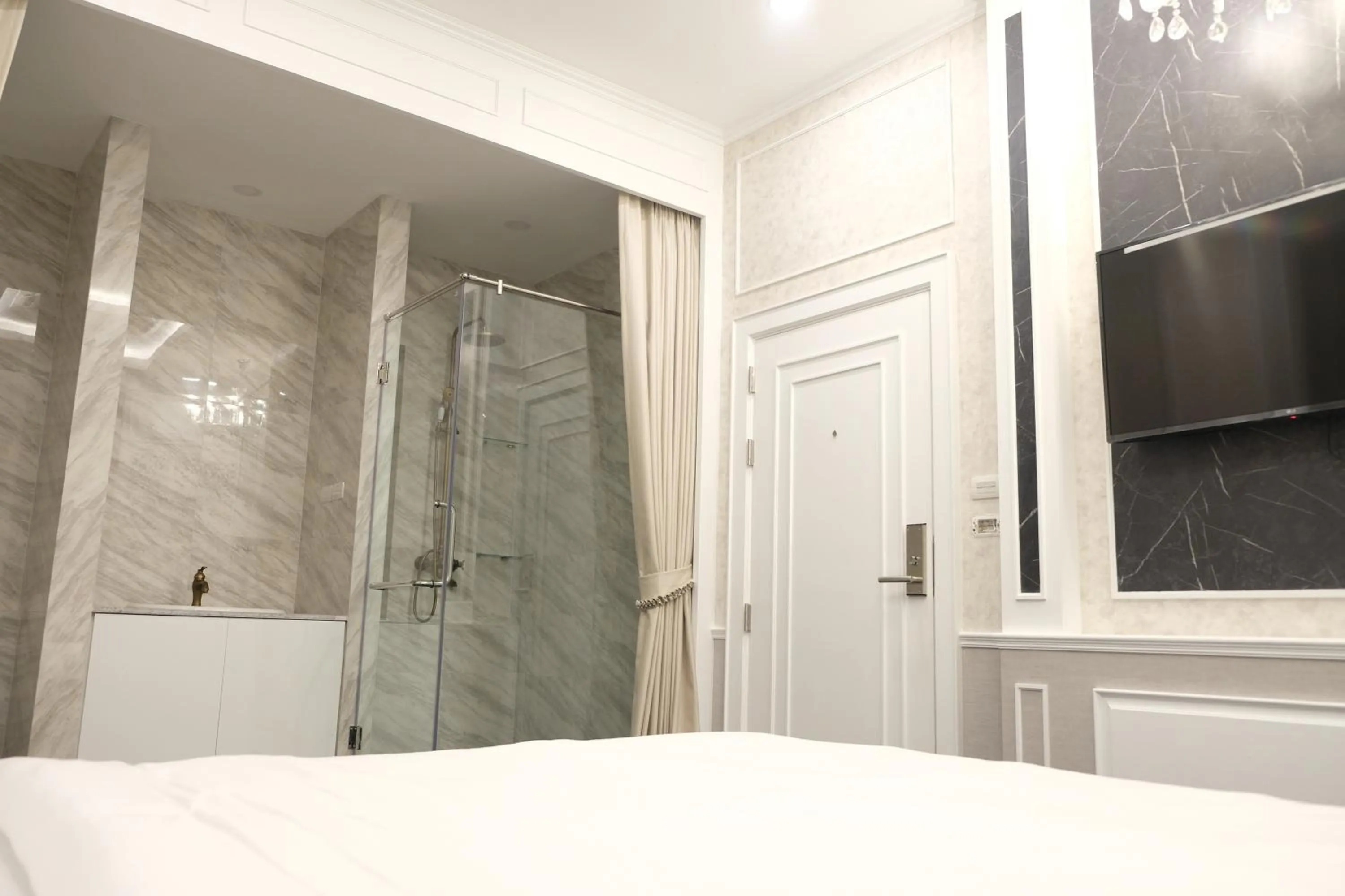 Shower in VARIMANTRA HOTEL