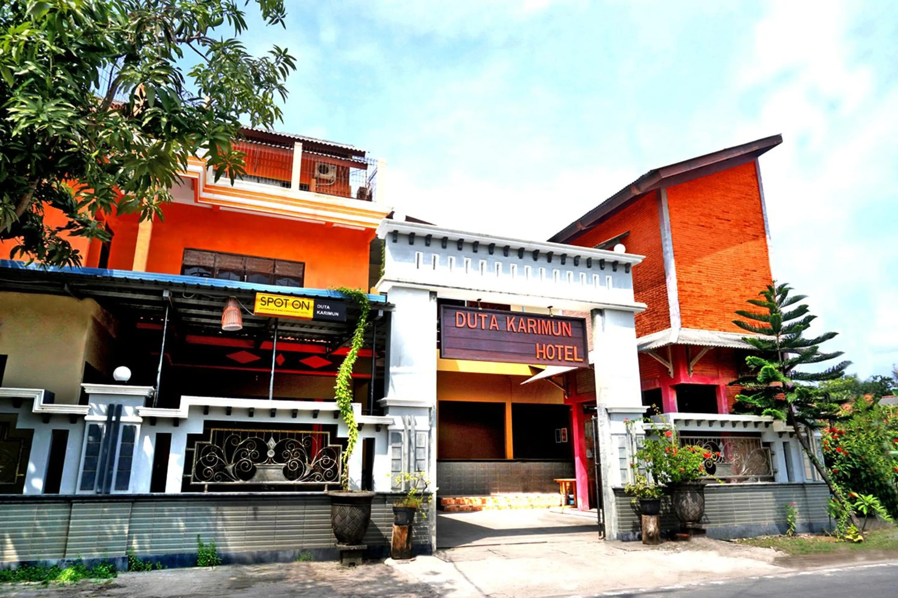 Facade/entrance in SPOT ON 2629 Duta Karimun