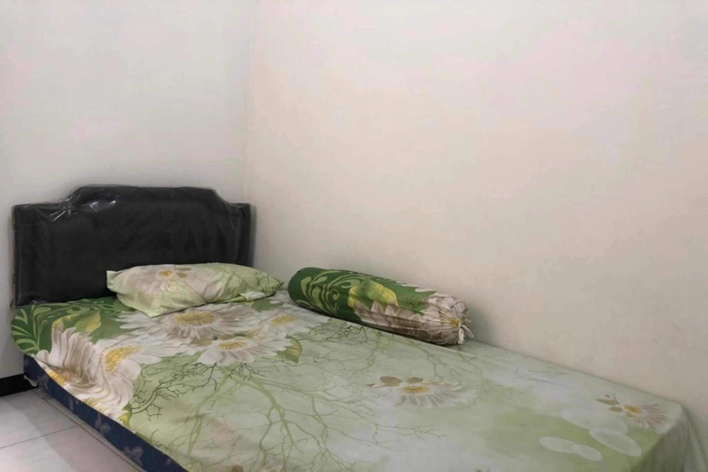 Bedroom in OYO Life 2678 Manyar Guest House