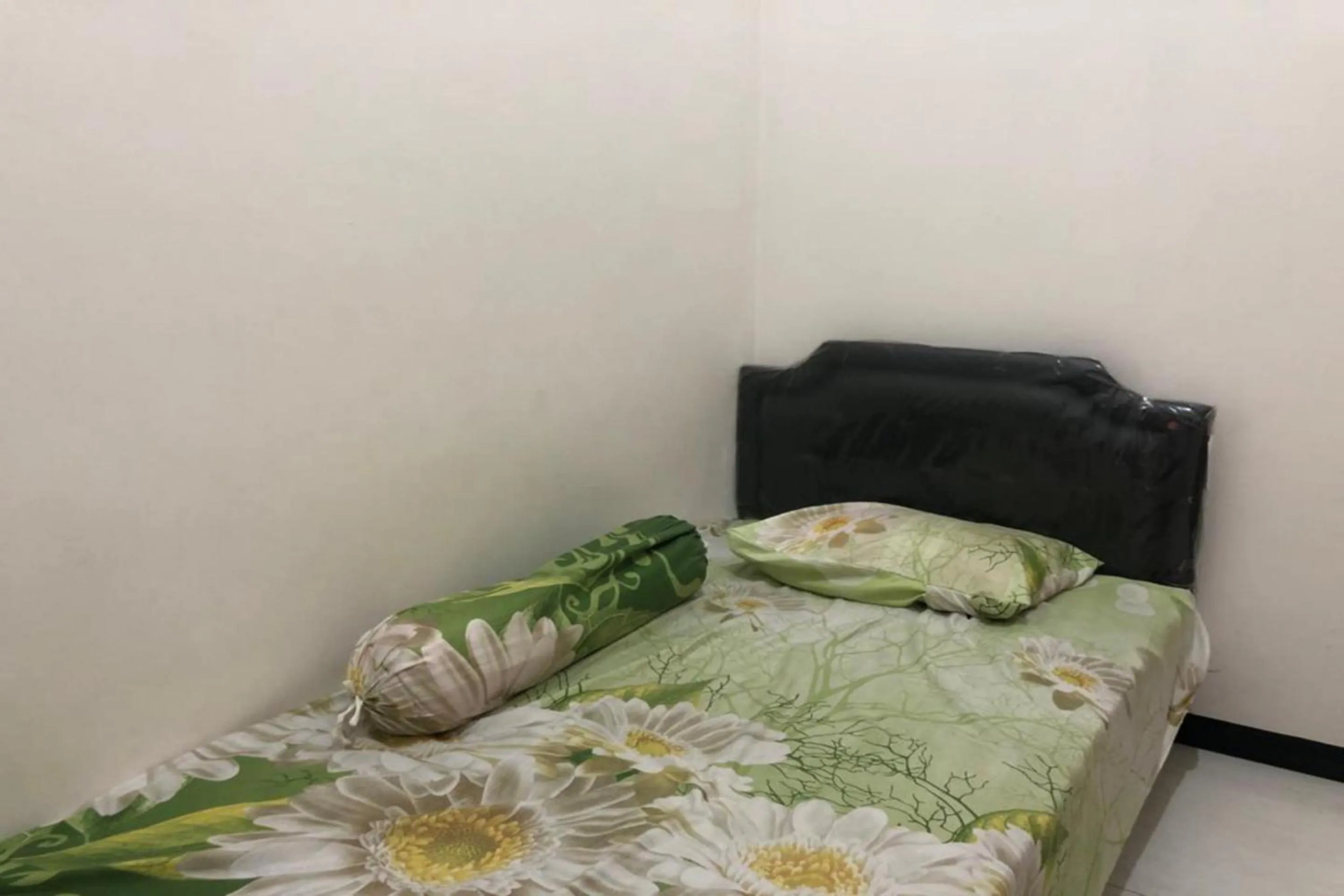 Bedroom in OYO Life 2678 Manyar Guest House