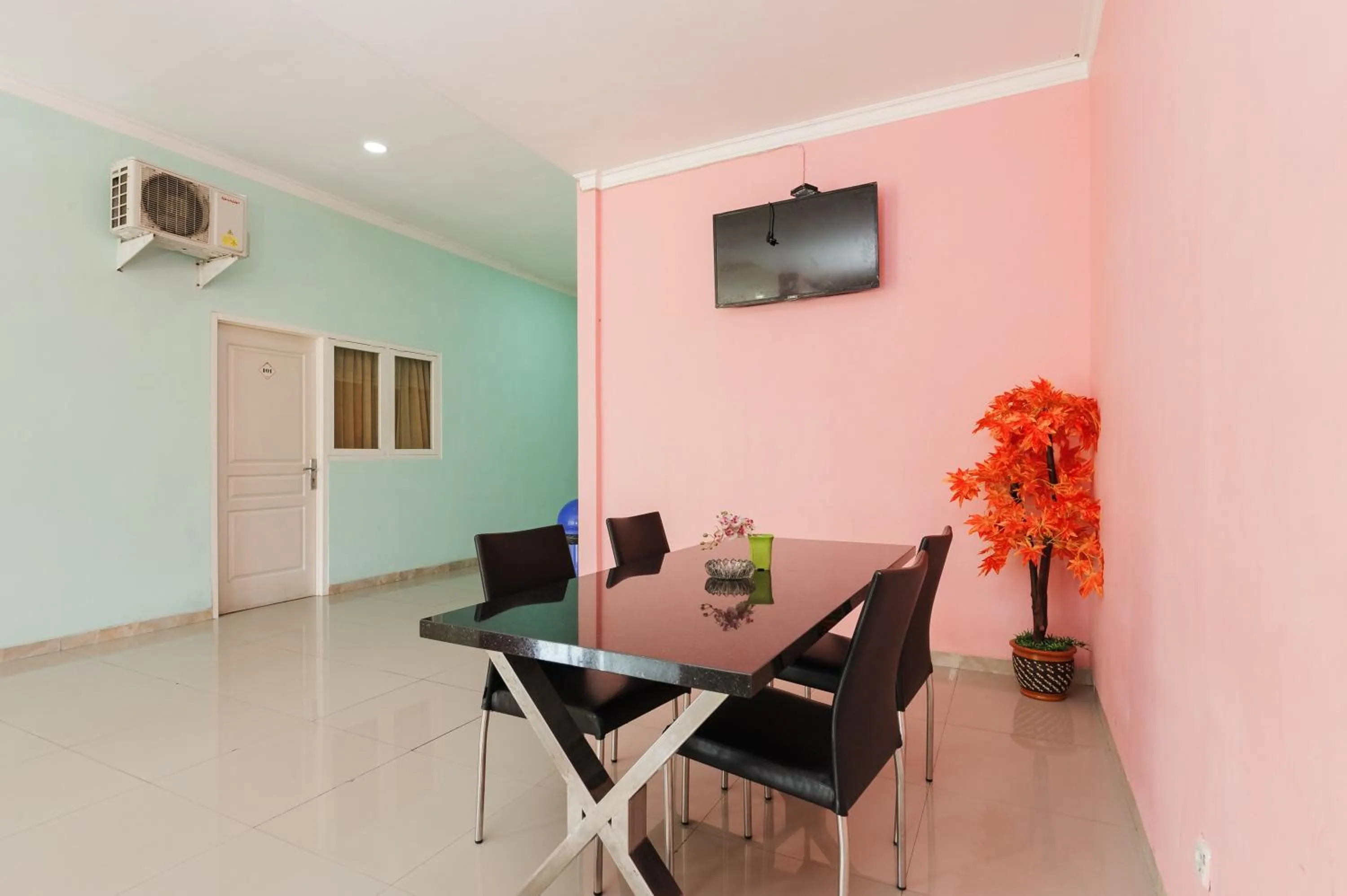 Seating area in Reddoorz near Universitas Widyagama Malang 2