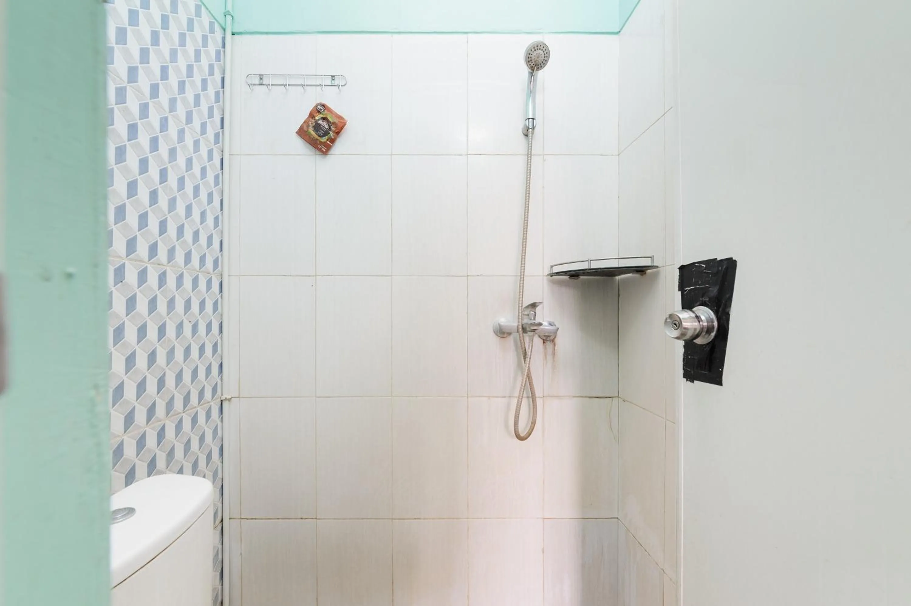 Bathroom in Reddoorz near Universitas Widyagama Malang 2