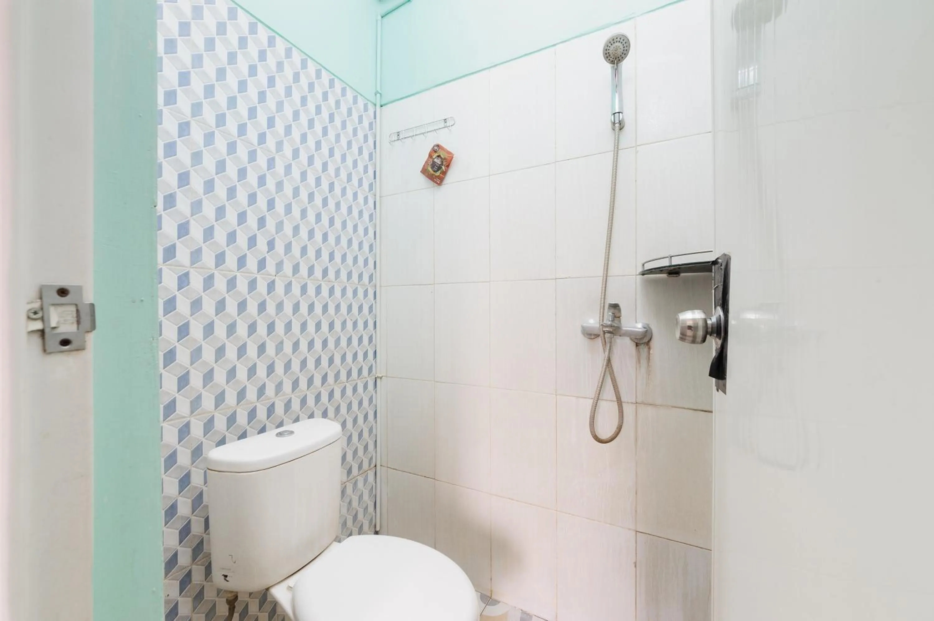 Bathroom in Reddoorz near Universitas Widyagama Malang 2