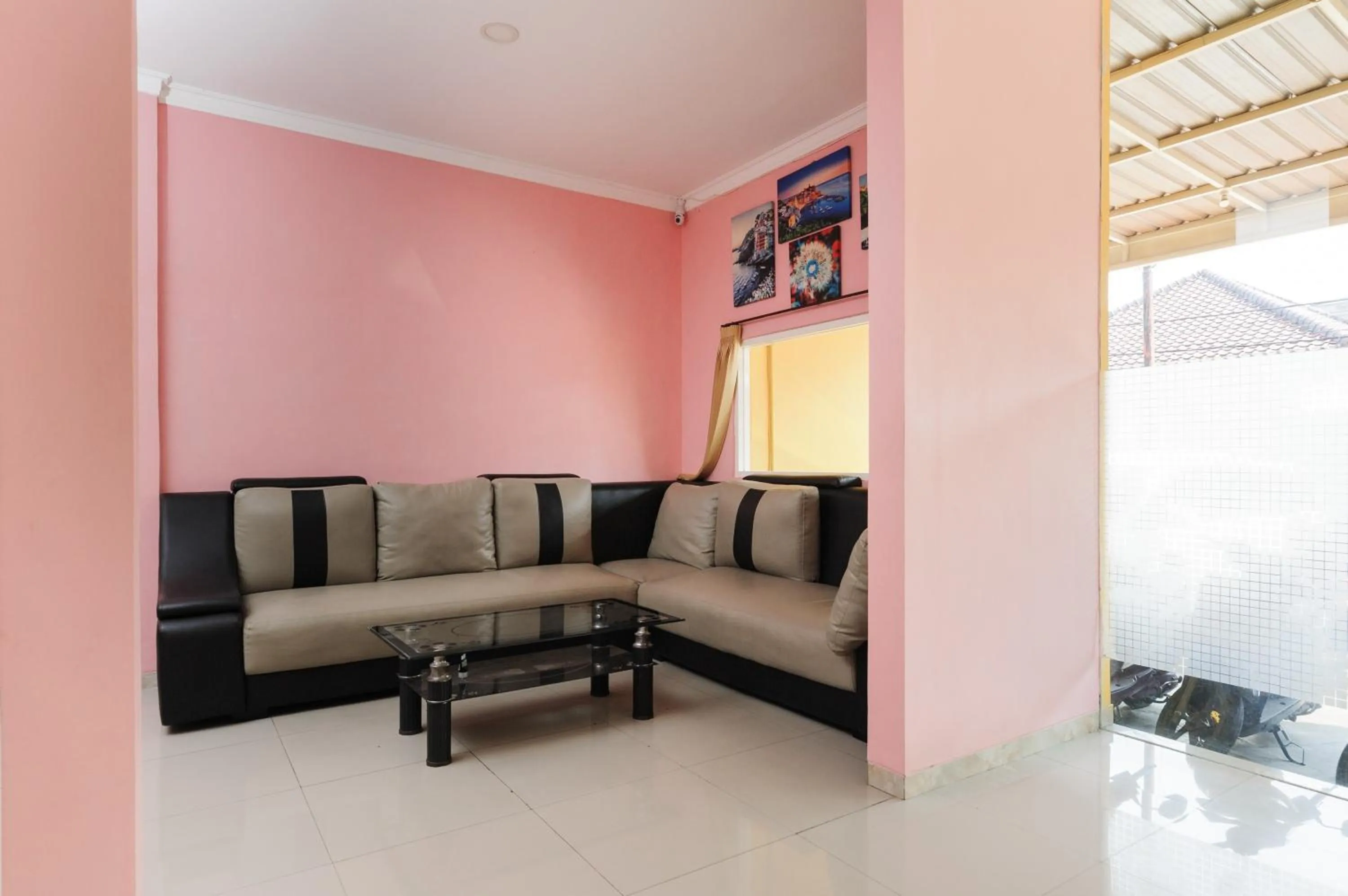 Seating area in Reddoorz near Universitas Widyagama Malang 2