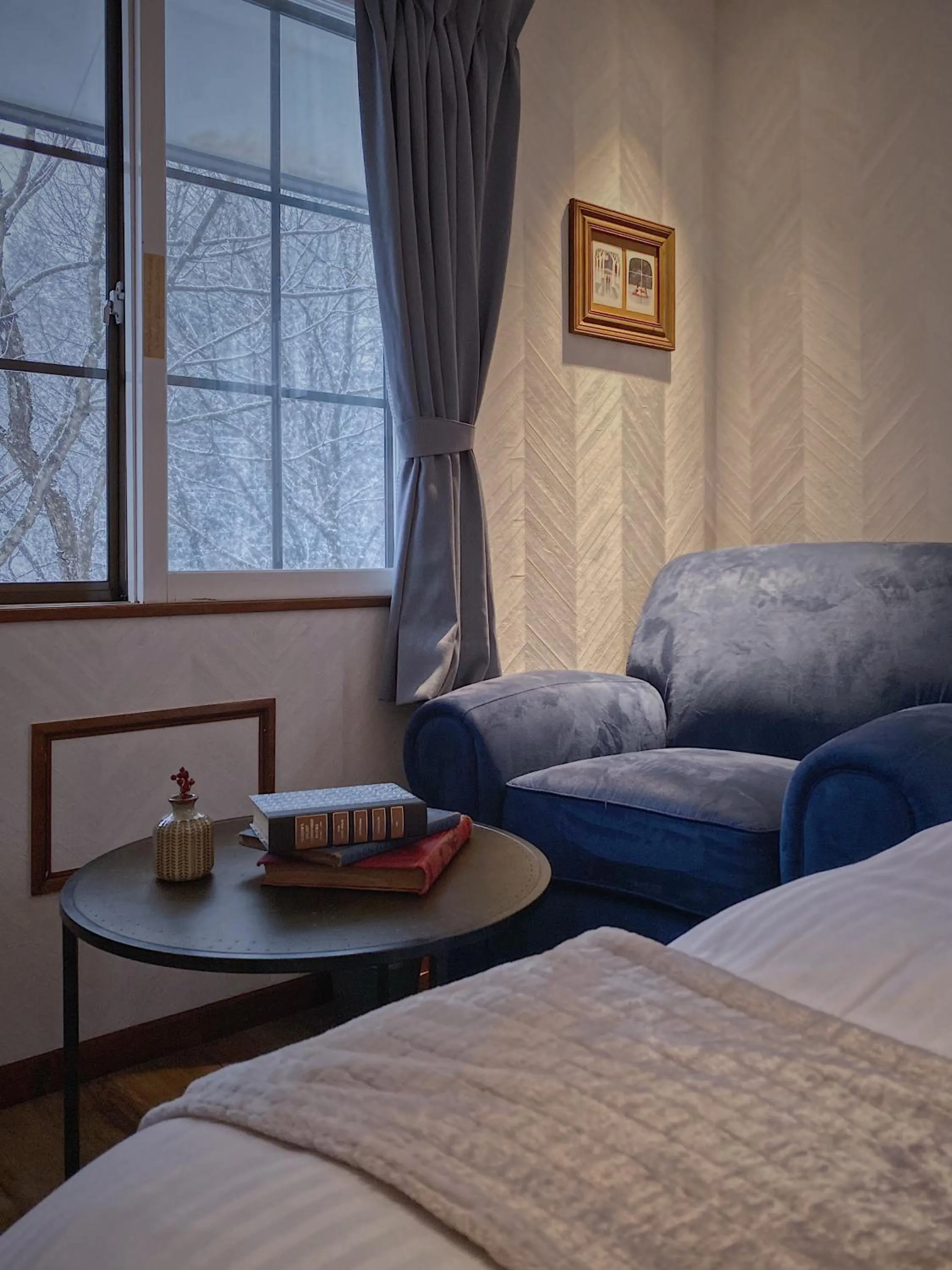 Seating area, Bed in Apricot Pension