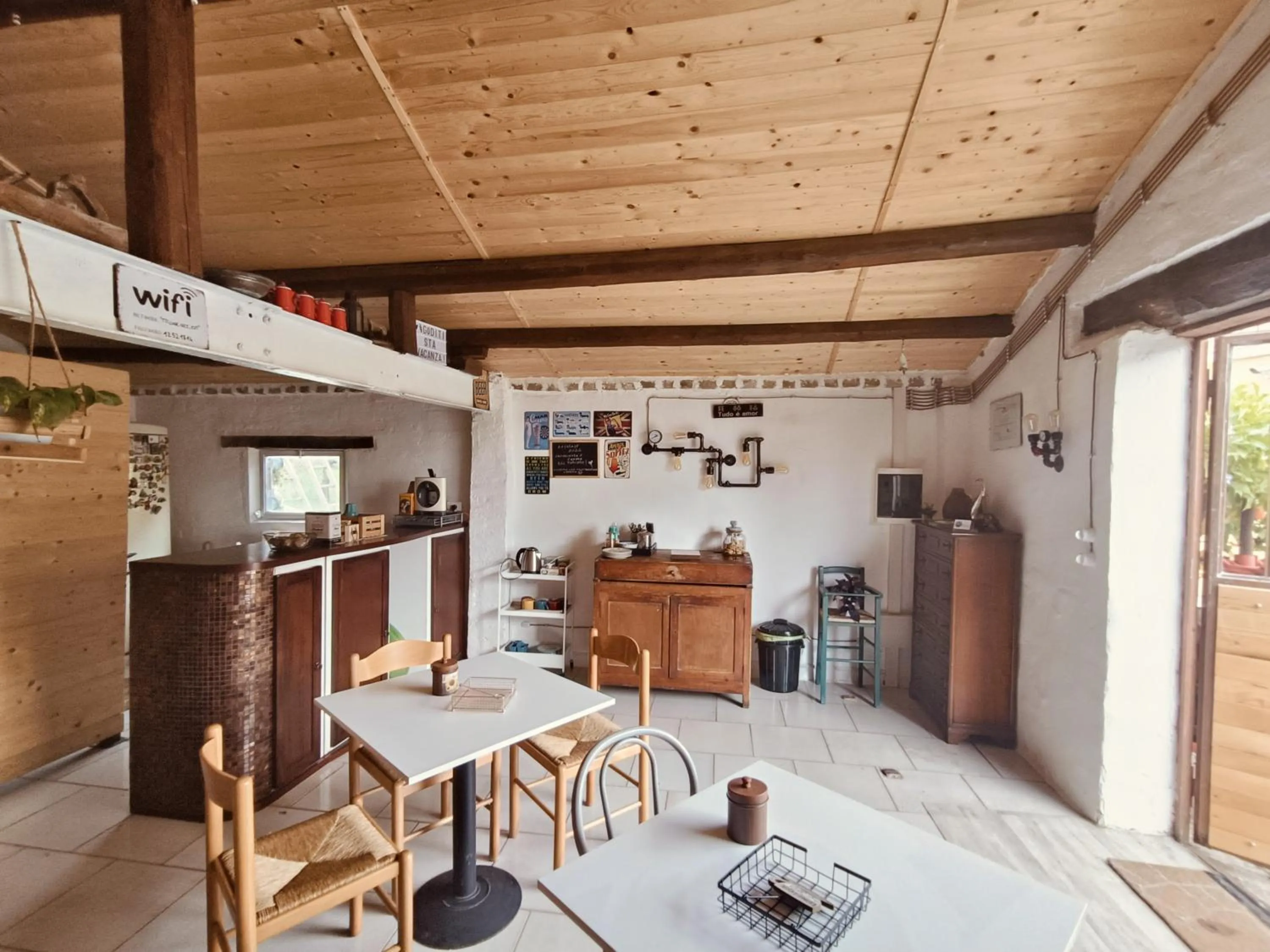 Lounge or bar in La casa sul tetto, Room's & Glamping