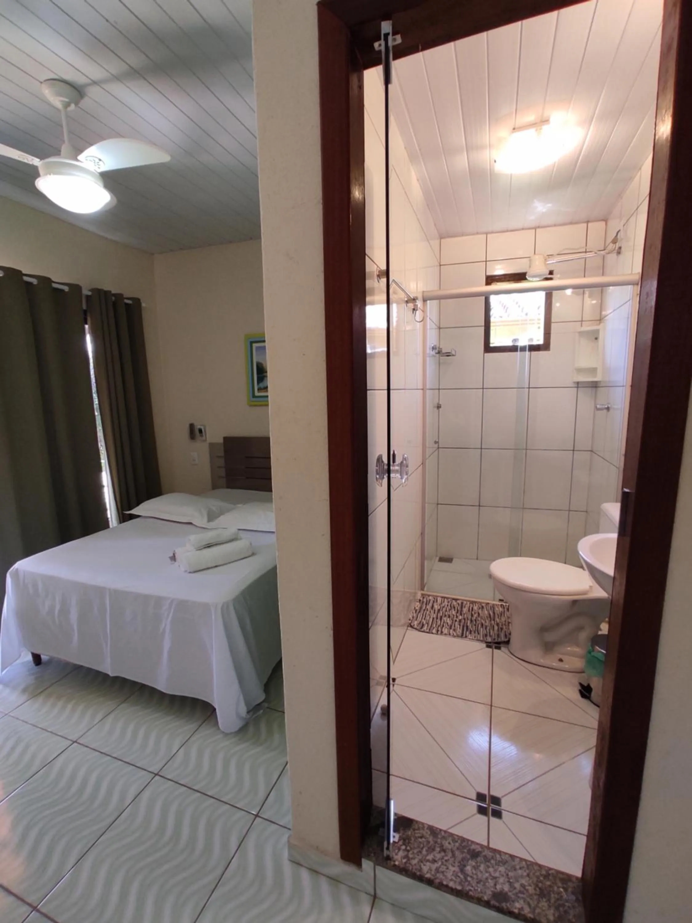 Bathroom, Bed in Pousada Banana Cipó