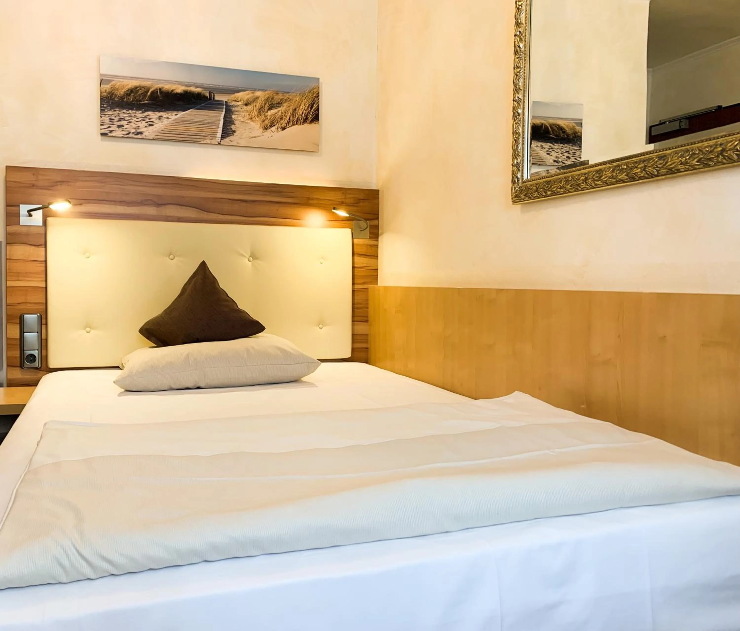 Photo of the whole room, Bed in City Hotel Ost am Kö