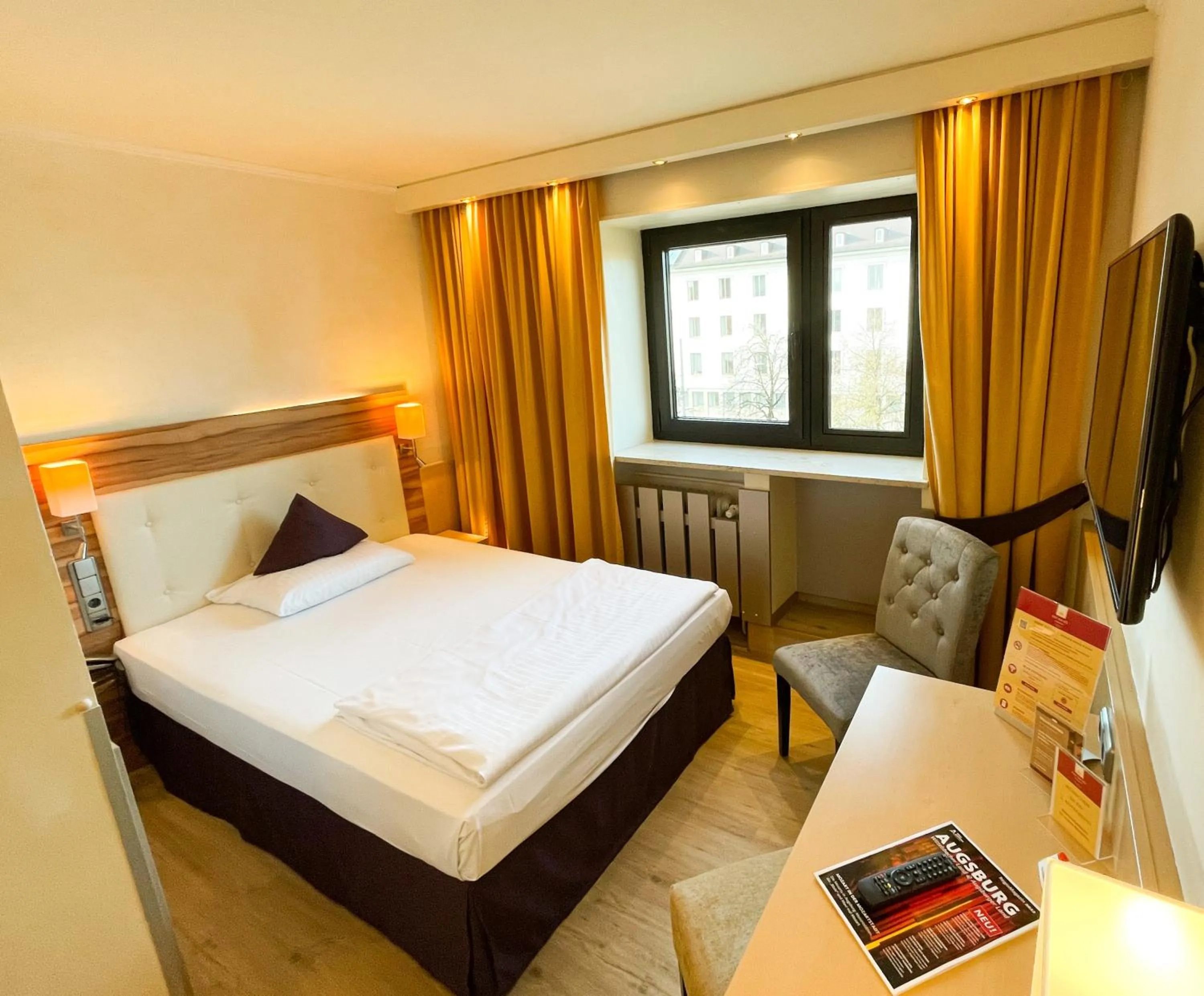 Photo of the whole room, Bed in City Hotel Ost am Kö