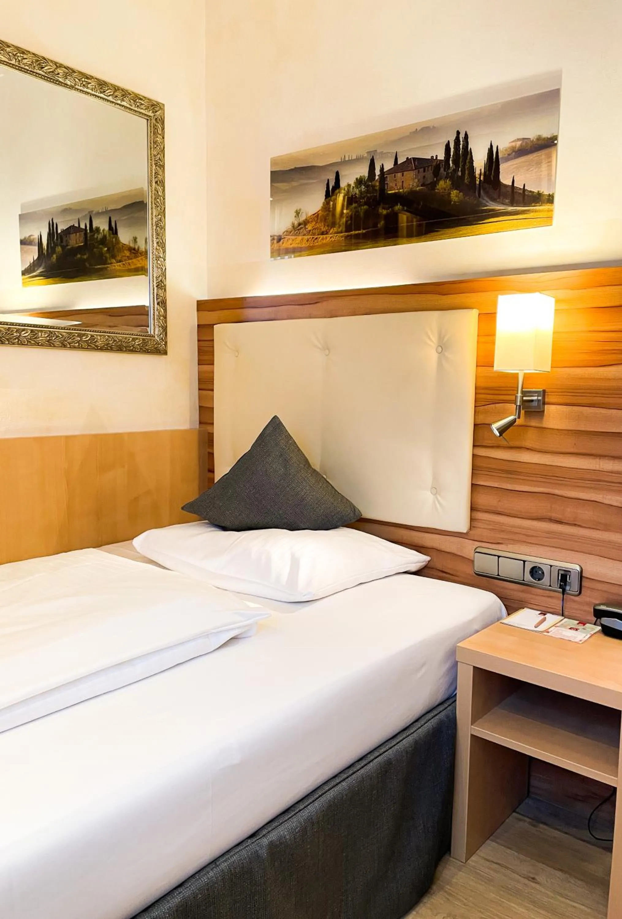 Photo of the whole room, Bed in City Hotel Ost am Kö