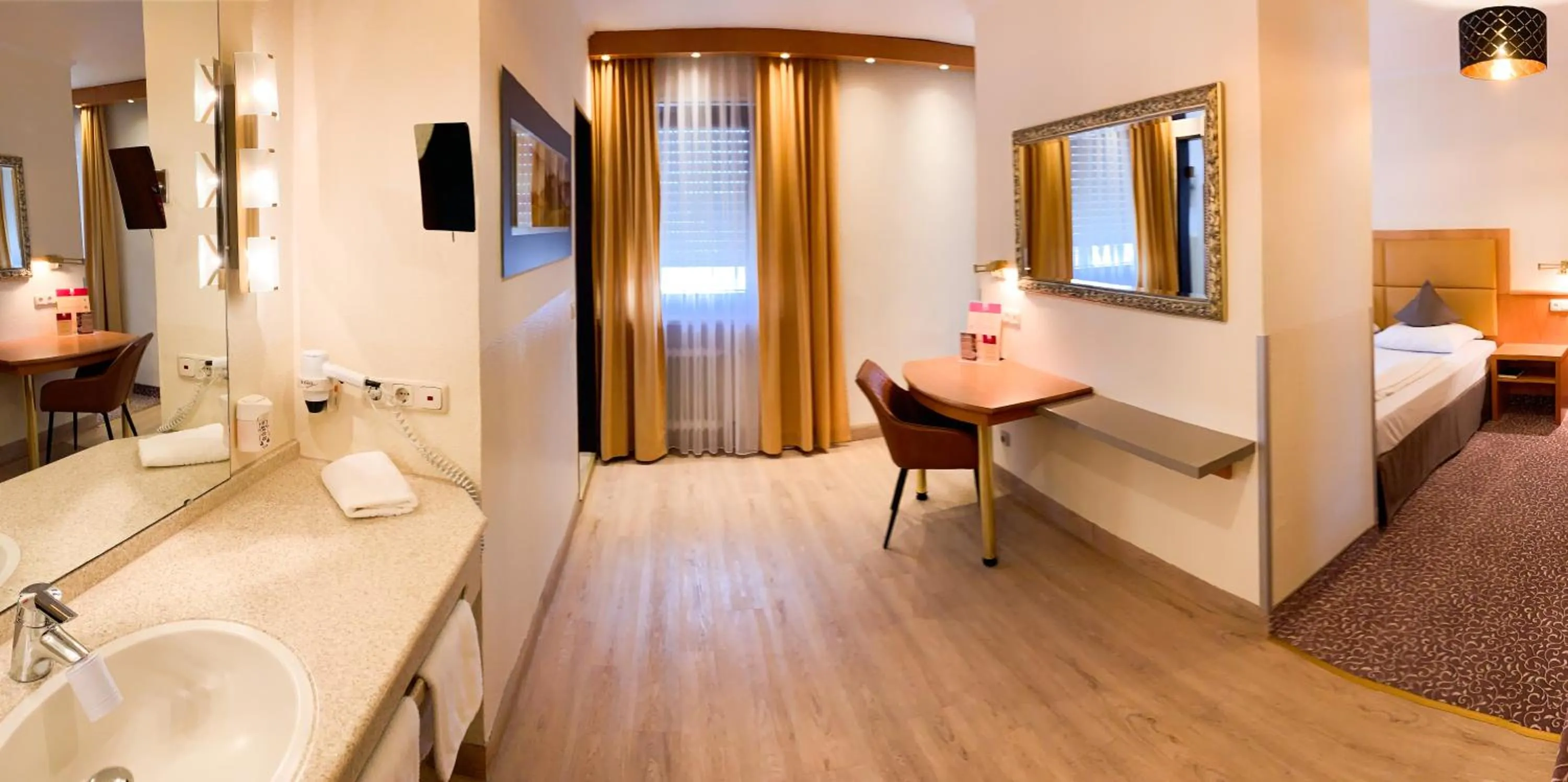 Guests, Bed in City Hotel Ost am Kö