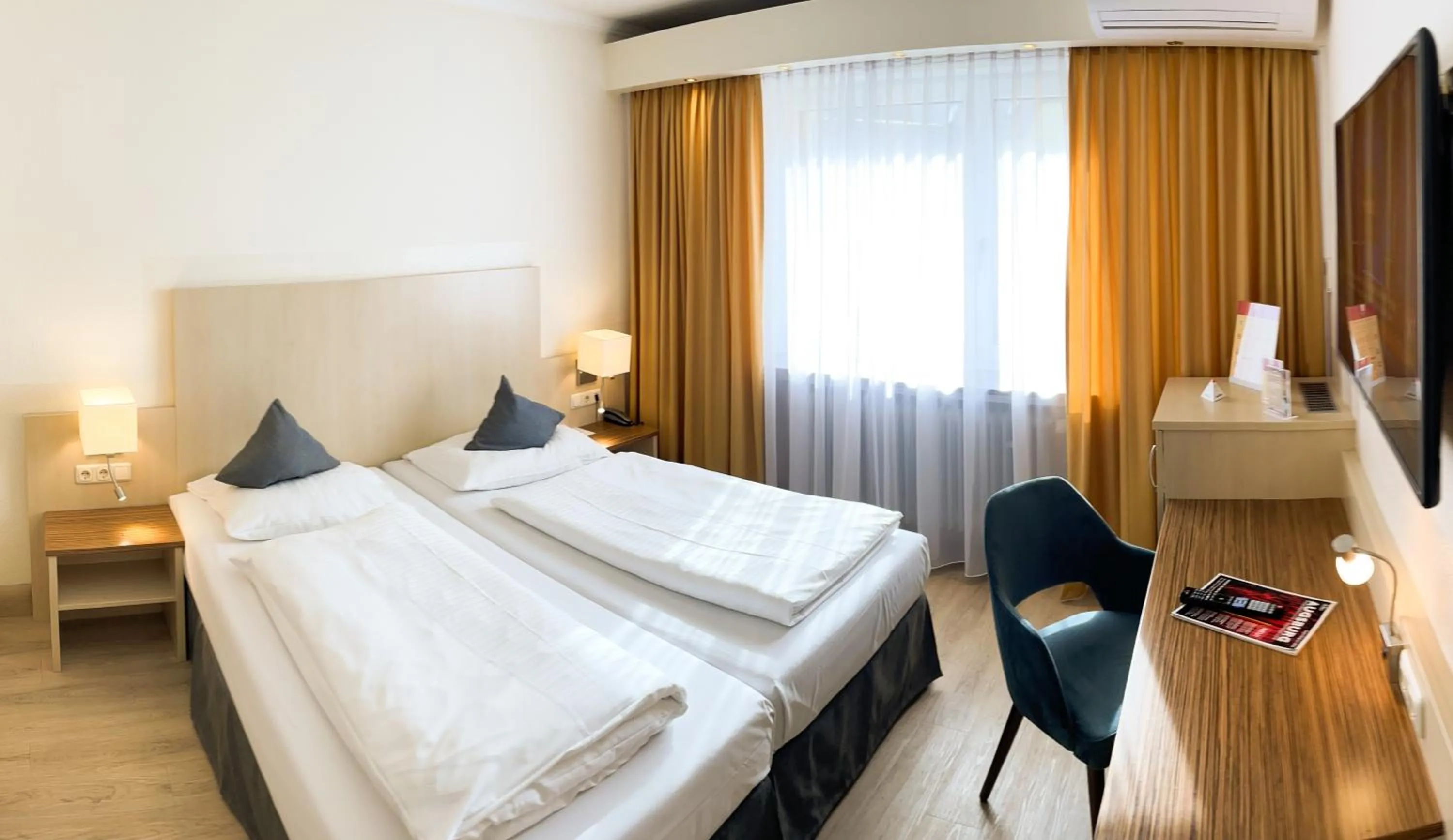 Photo of the whole room, Bed in City Hotel Ost am Kö