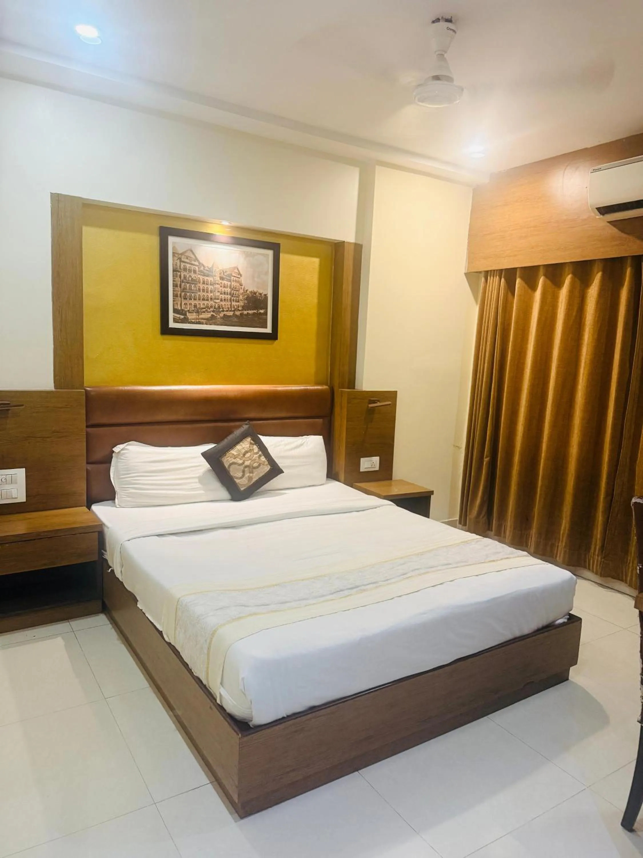 Bedroom, Bed in Hotel Crystal Luxury Inn- Bandra