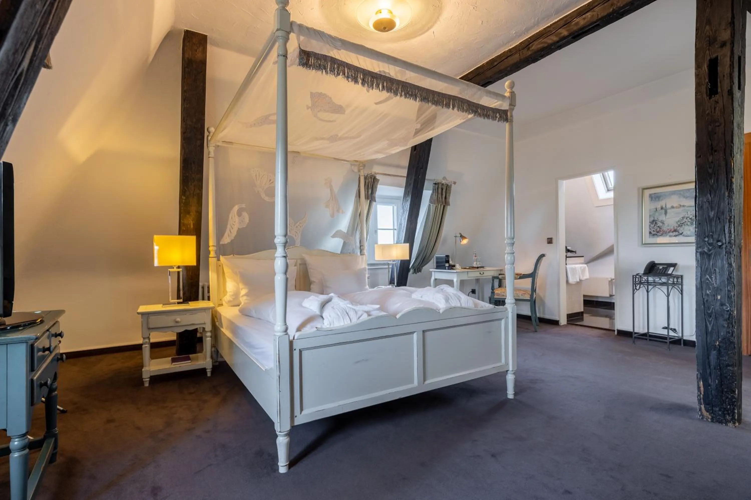 Bed in Jagdschloss Hotel Niederwald