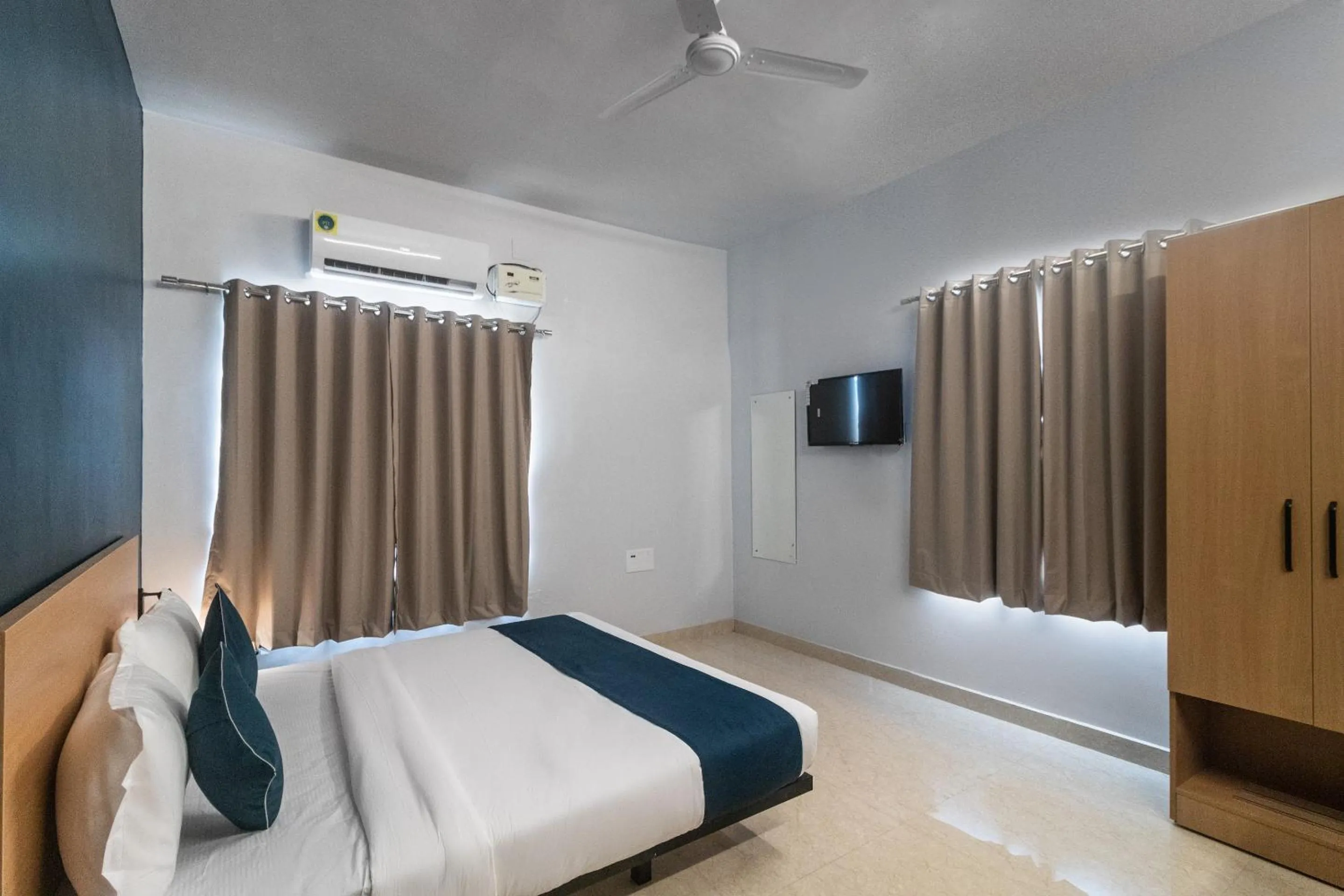 Bedroom, Bed in Super Namaskar Silver Key