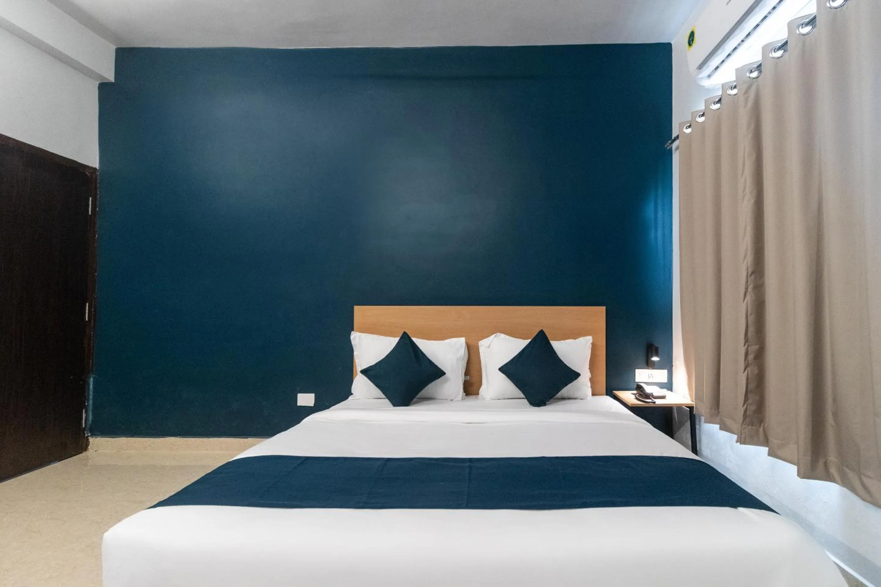 Bedroom, Bed in Super Namaskar Silver Key