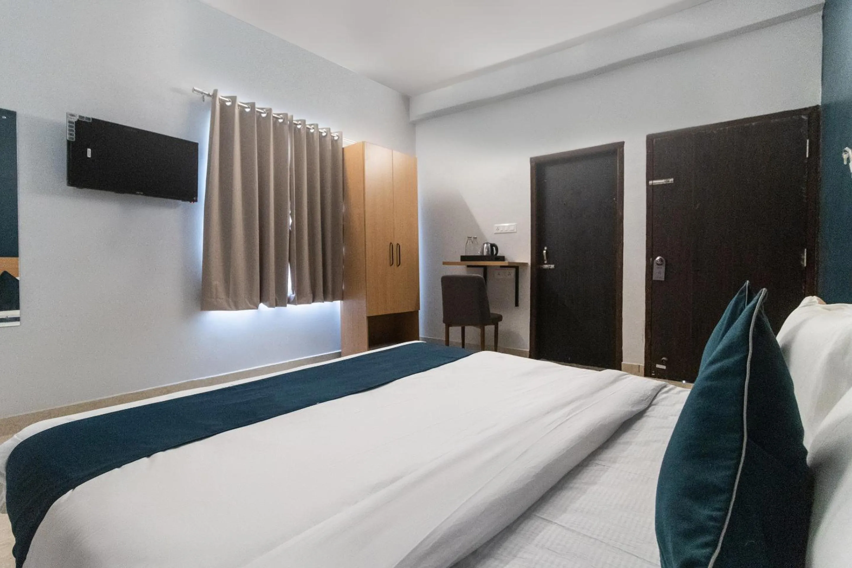 Bedroom, Bed in Super Namaskar Silver Key