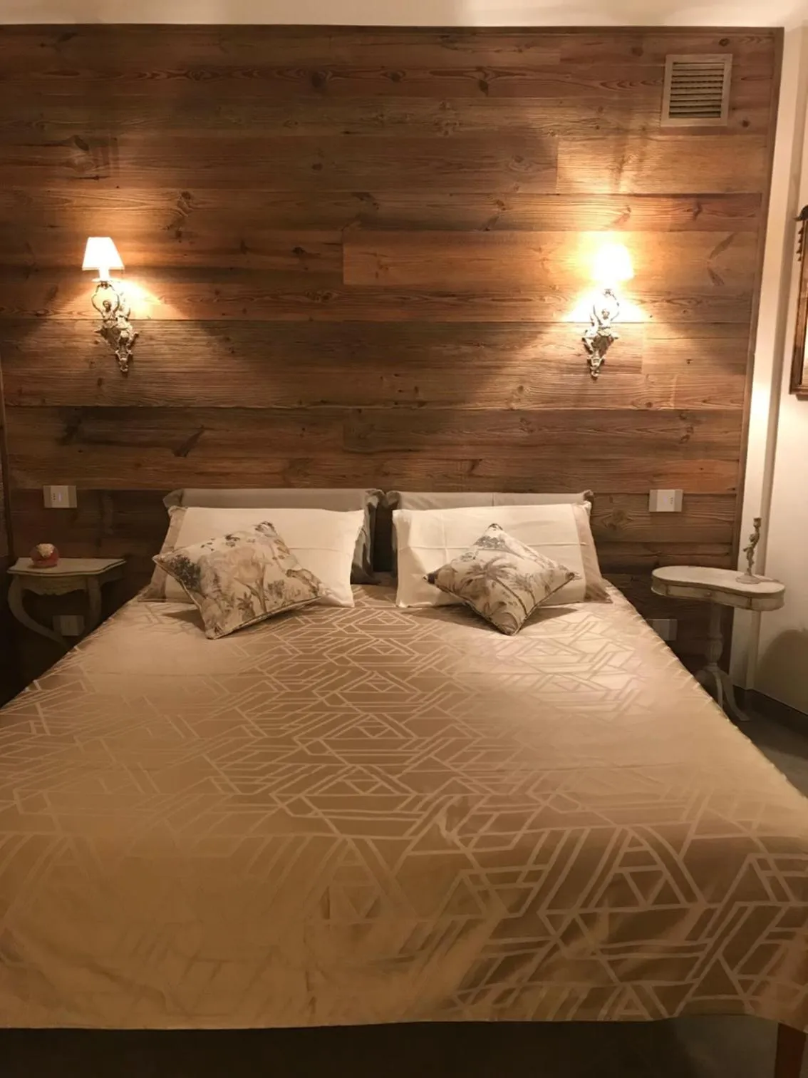 Bedroom, Bed in LE LANTERNE