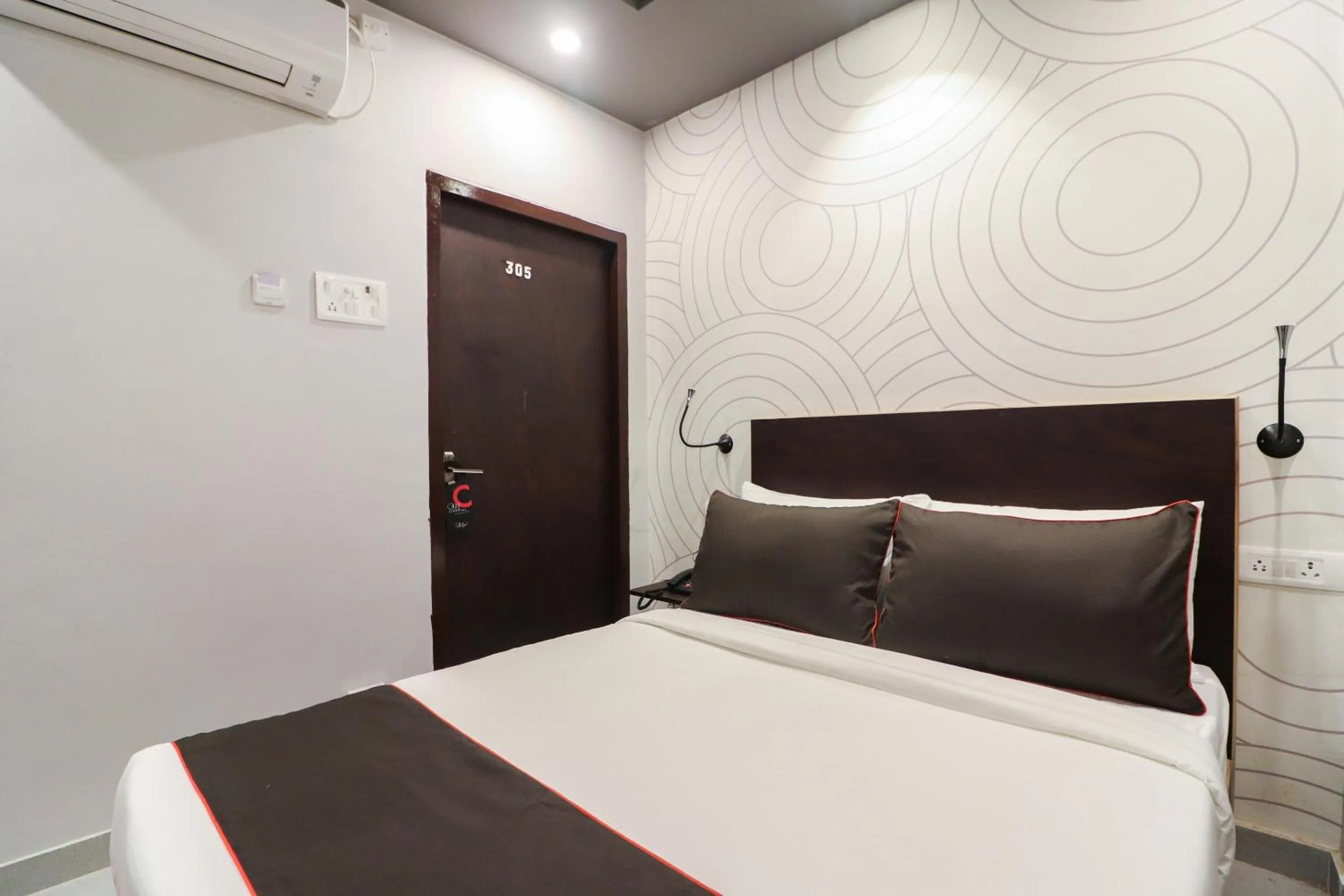 Lobby or reception, Bed in Super Collection O Sonica Gold Civil Lines