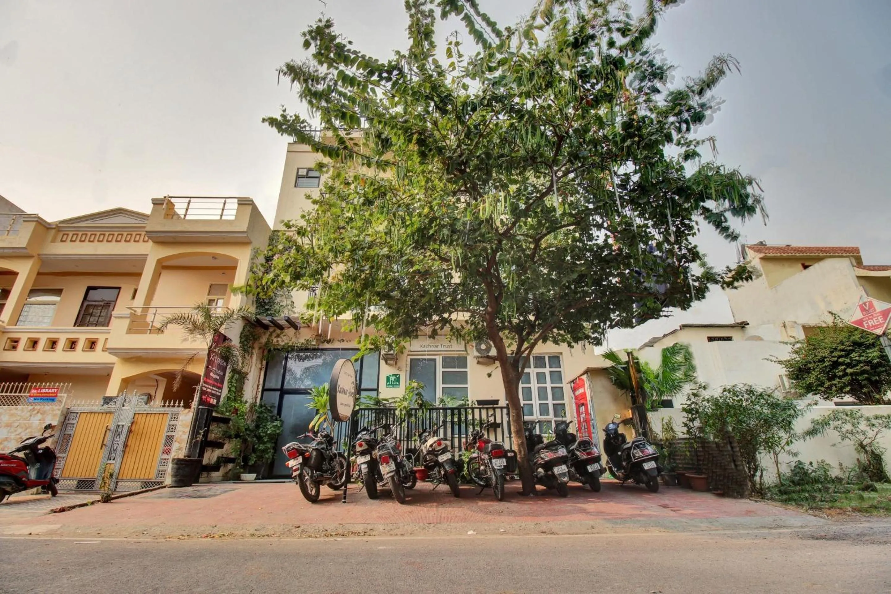 Facade/entrance in Super Townhouse Kachnar House Vikas Nagar