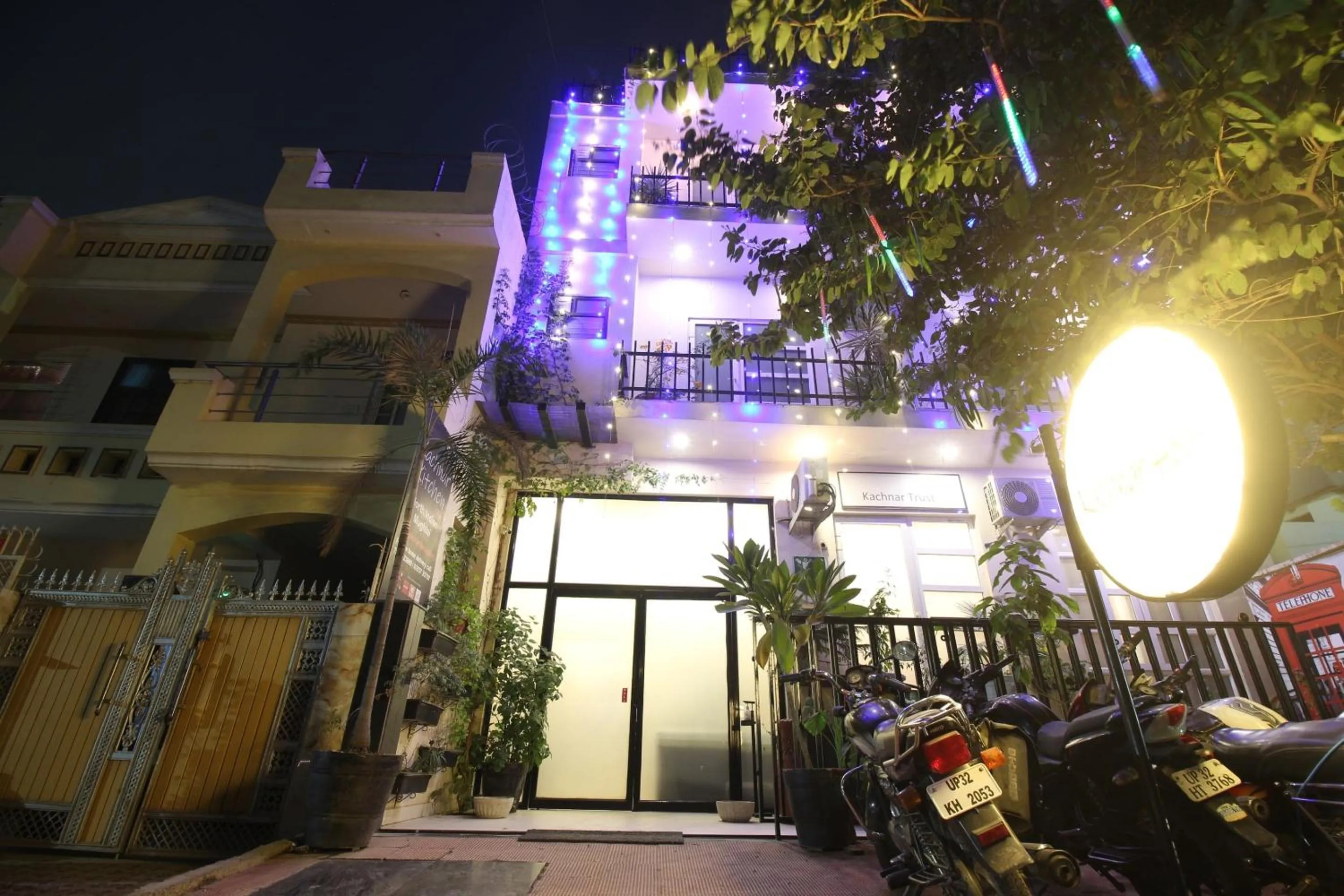 Facade/entrance in Super Townhouse Kachnar House Vikas Nagar