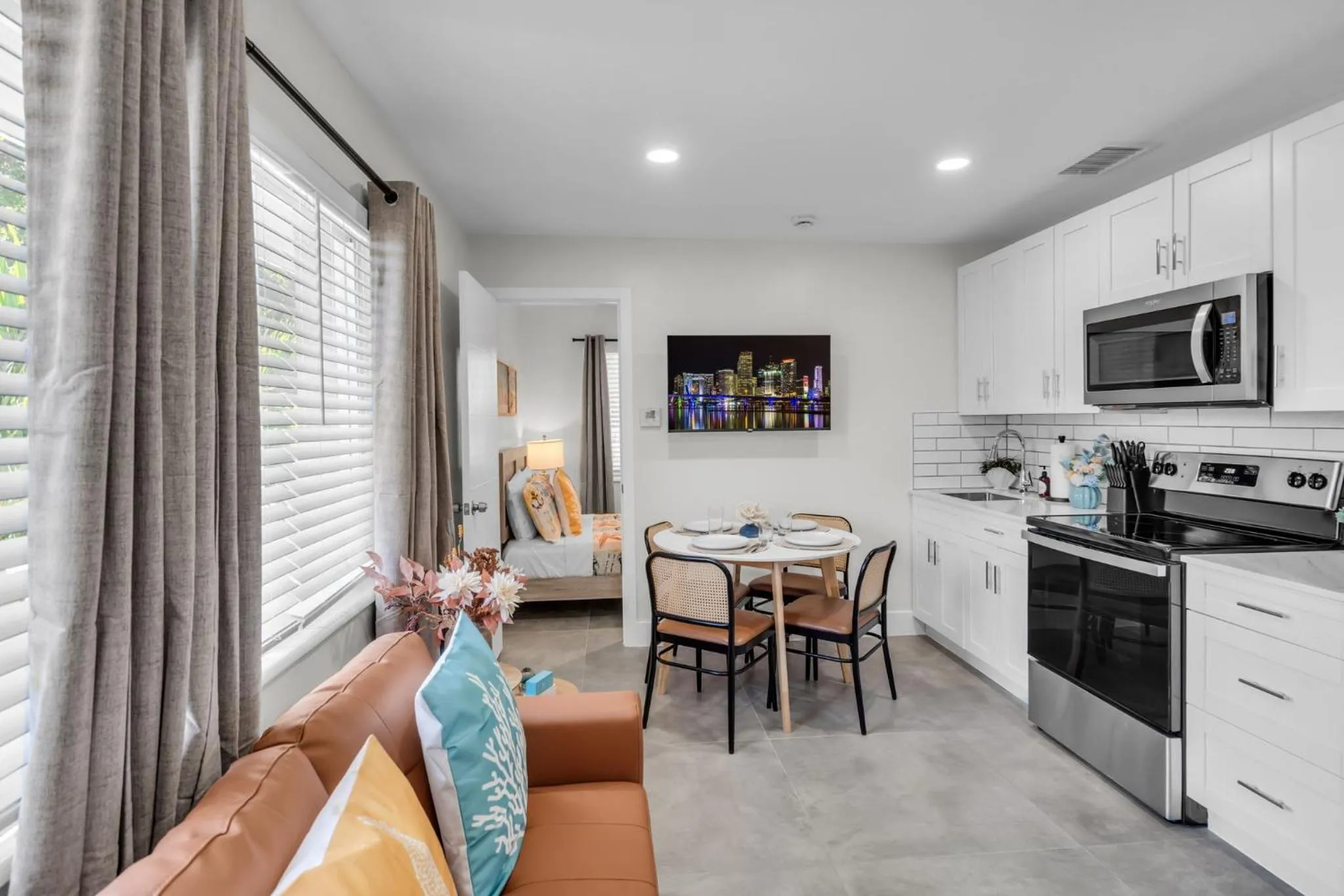 TV and multimedia in Galleria Apartments By Lowkl