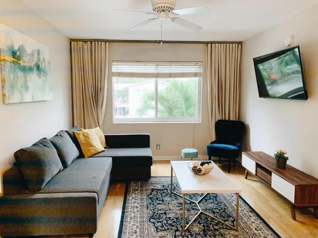 TV and multimedia in Galleria Apartments By Lowkl