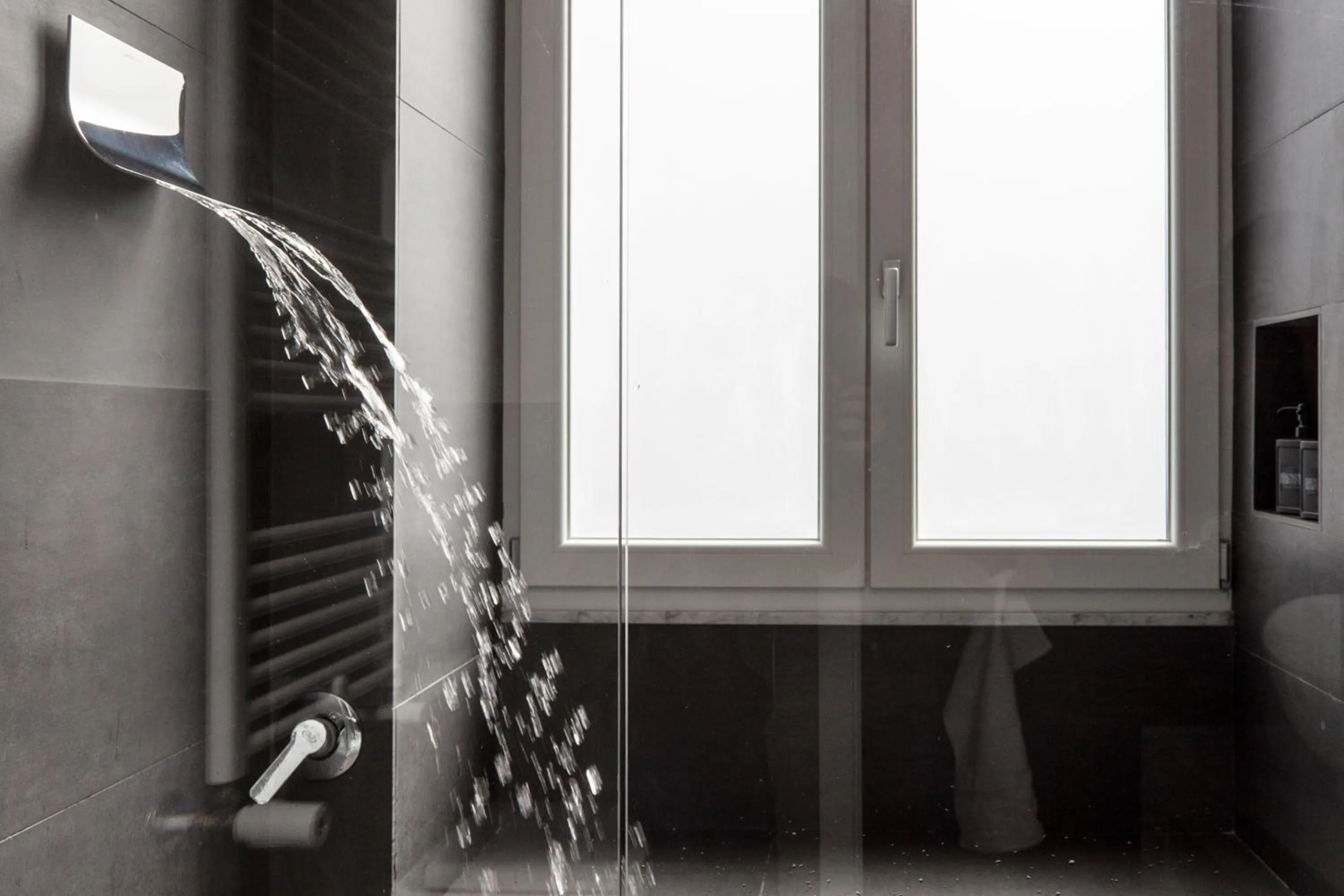 Shower in VESUCHARME SUITE Luxury Room