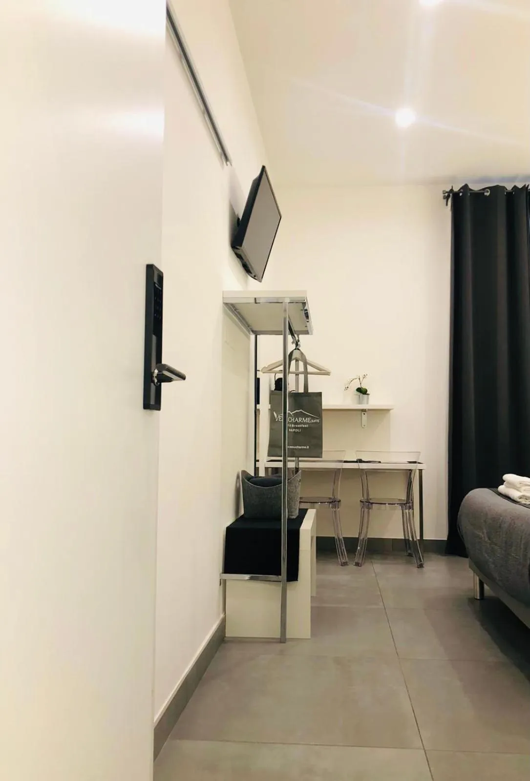 TV and multimedia in VESUCHARME SUITE Luxury Room