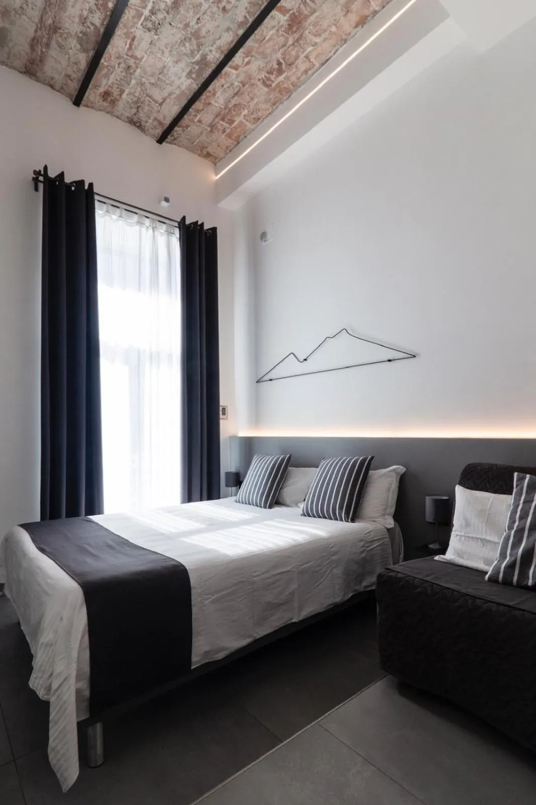 Photo of the whole room, Bed in VESUCHARME SUITE Luxury Room