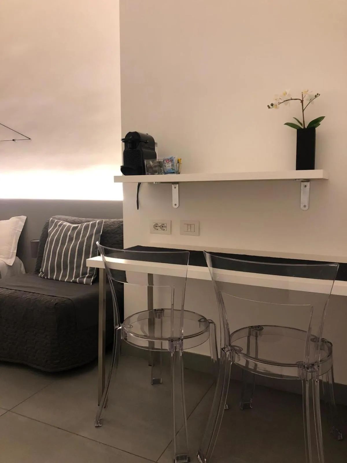 Coffee/tea facilities in VESUCHARME SUITE Luxury Room