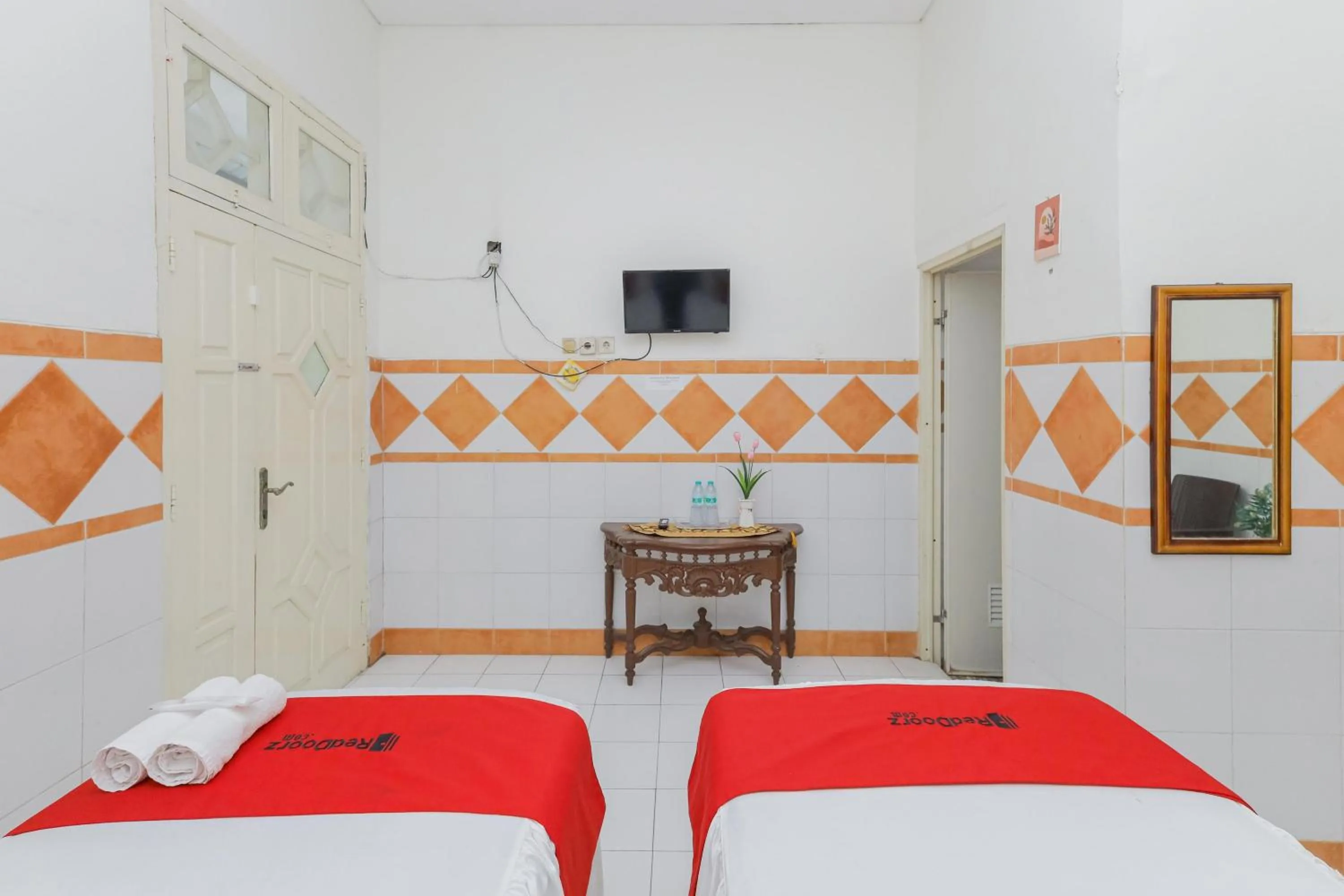 Bedroom, Bed in RedDoorz Syariah at Mojosari