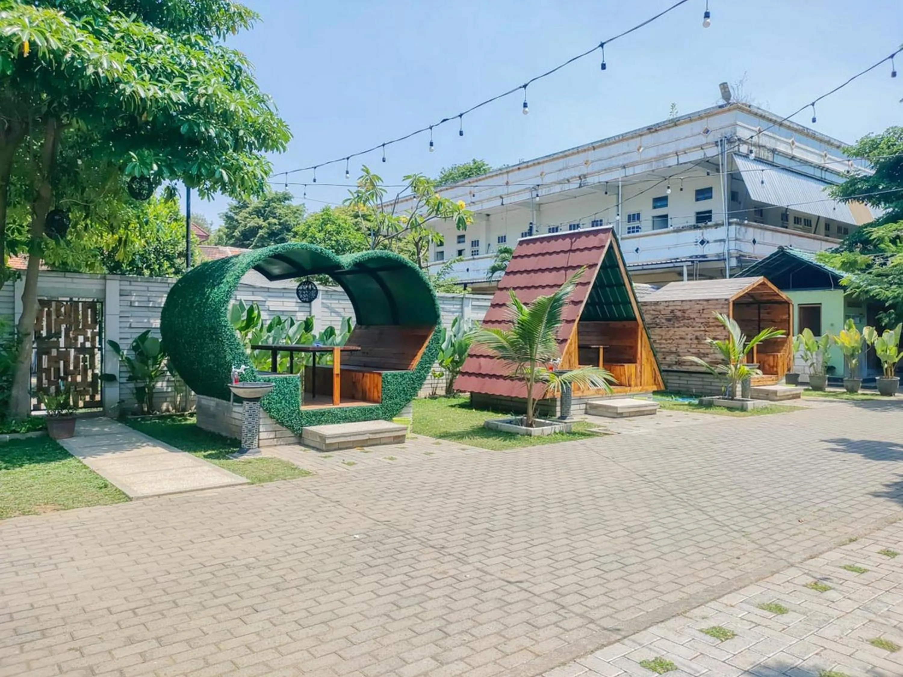 Seating area in RedDoorz Syariah at Mojosari