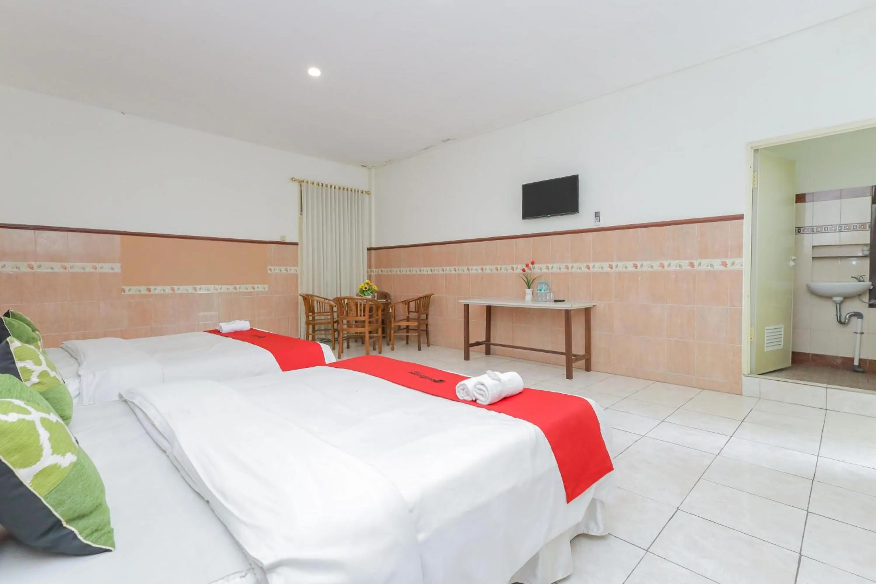 Bedroom, Bed in RedDoorz Syariah at Mojosari