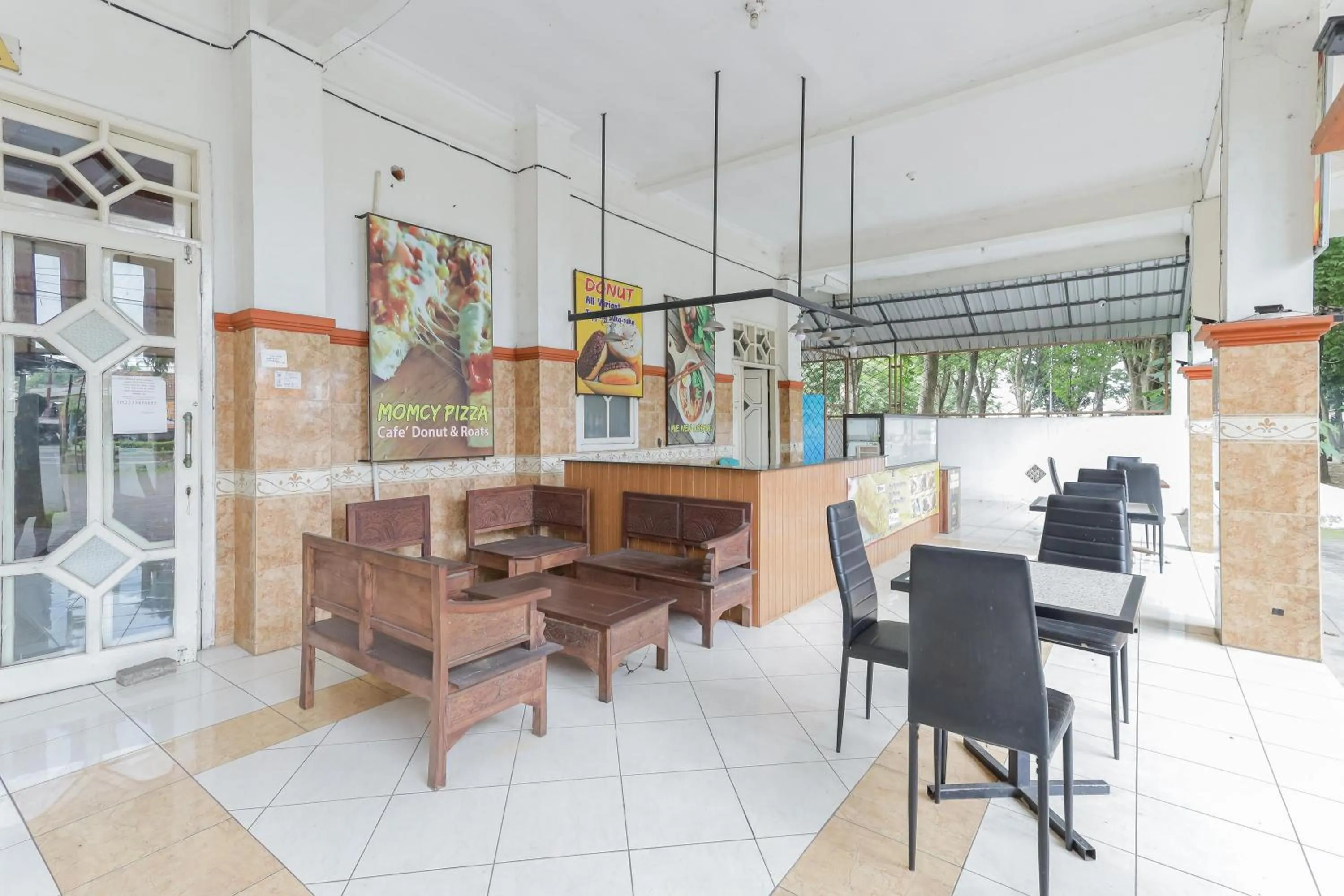 Dining area in RedDoorz Syariah at Mojosari