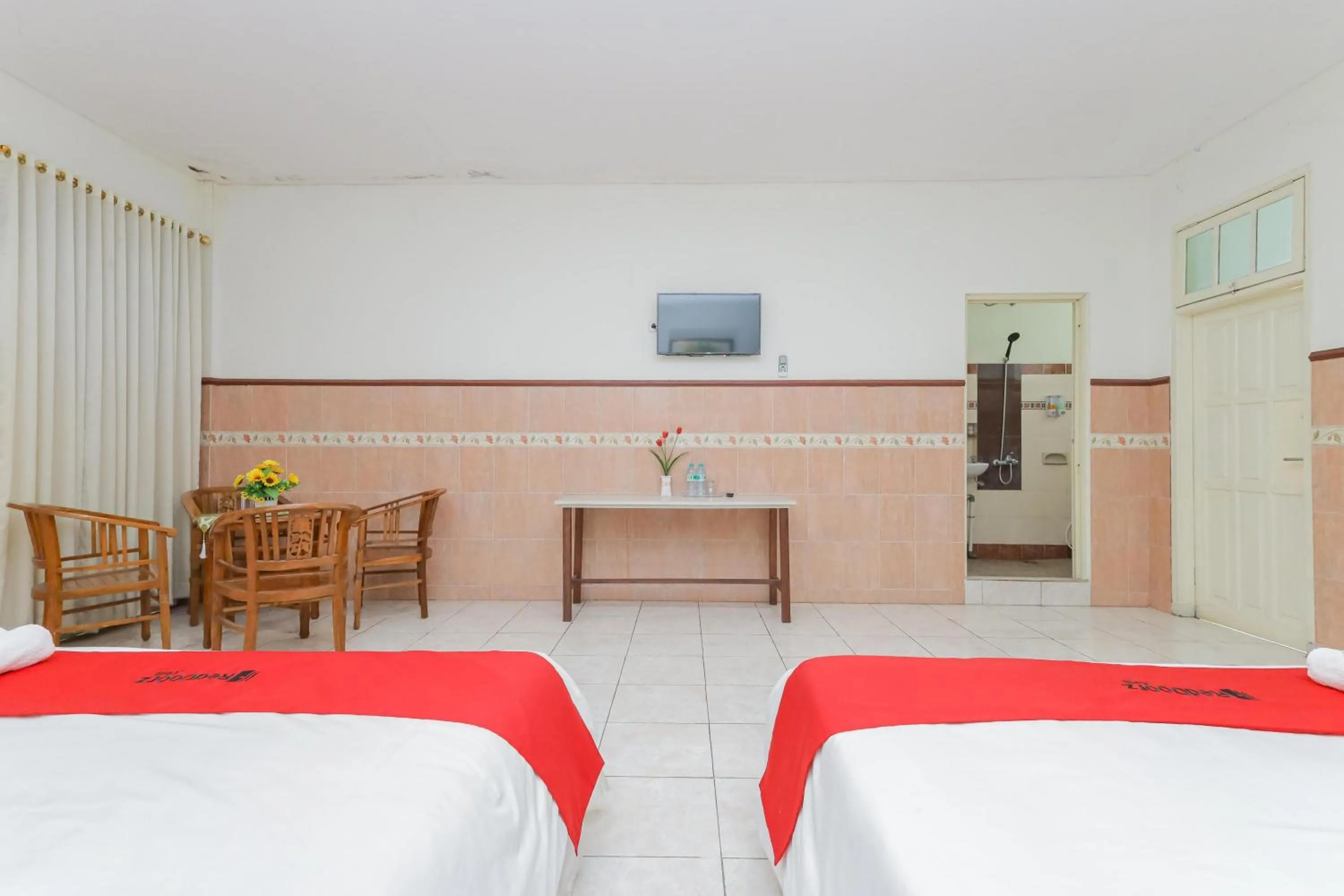 Bedroom, Bed in RedDoorz Syariah at Mojosari