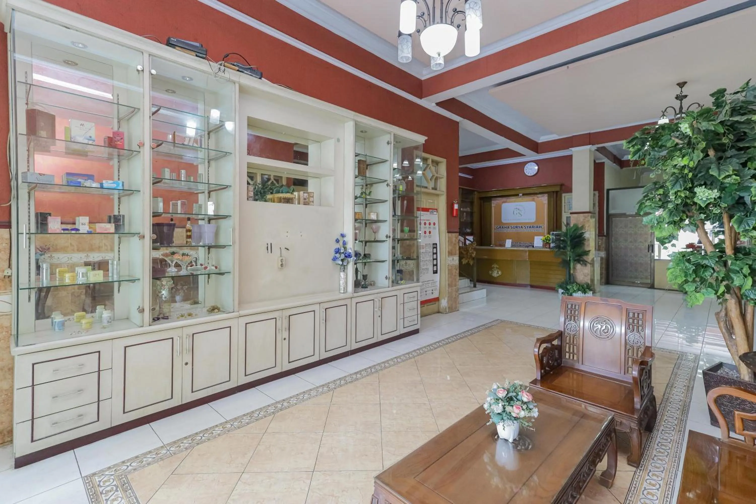 Living room in RedDoorz Syariah at Mojosari